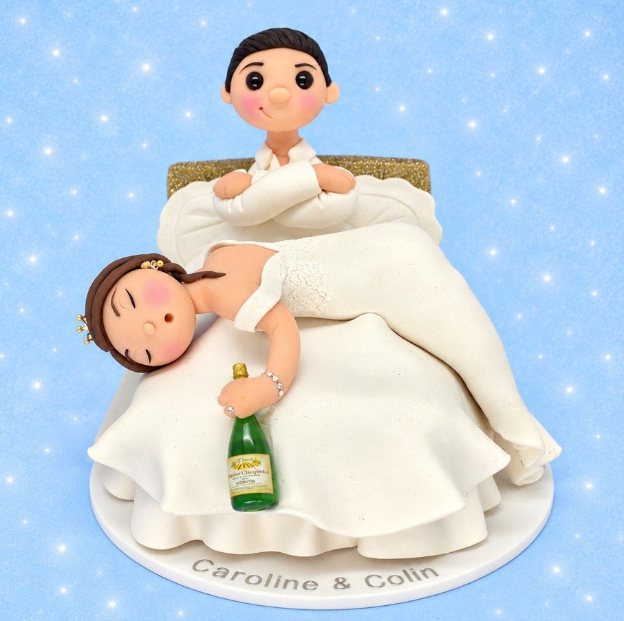Such a classic!
Drunken tired bride wedding cake topper🤣🍷😴
100% hand made by Rosie at Tinylove wedding cake toppers!
#WeddingCakeTopper