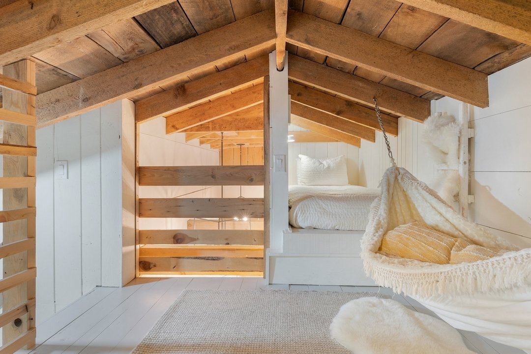 Welcome to our summer sanctuary - a loft designed for leisurely days. With a hammock, a cozy sleeping nook, and ample space, it's the ultimate spot to dive into your summer reading list. ☀️📚