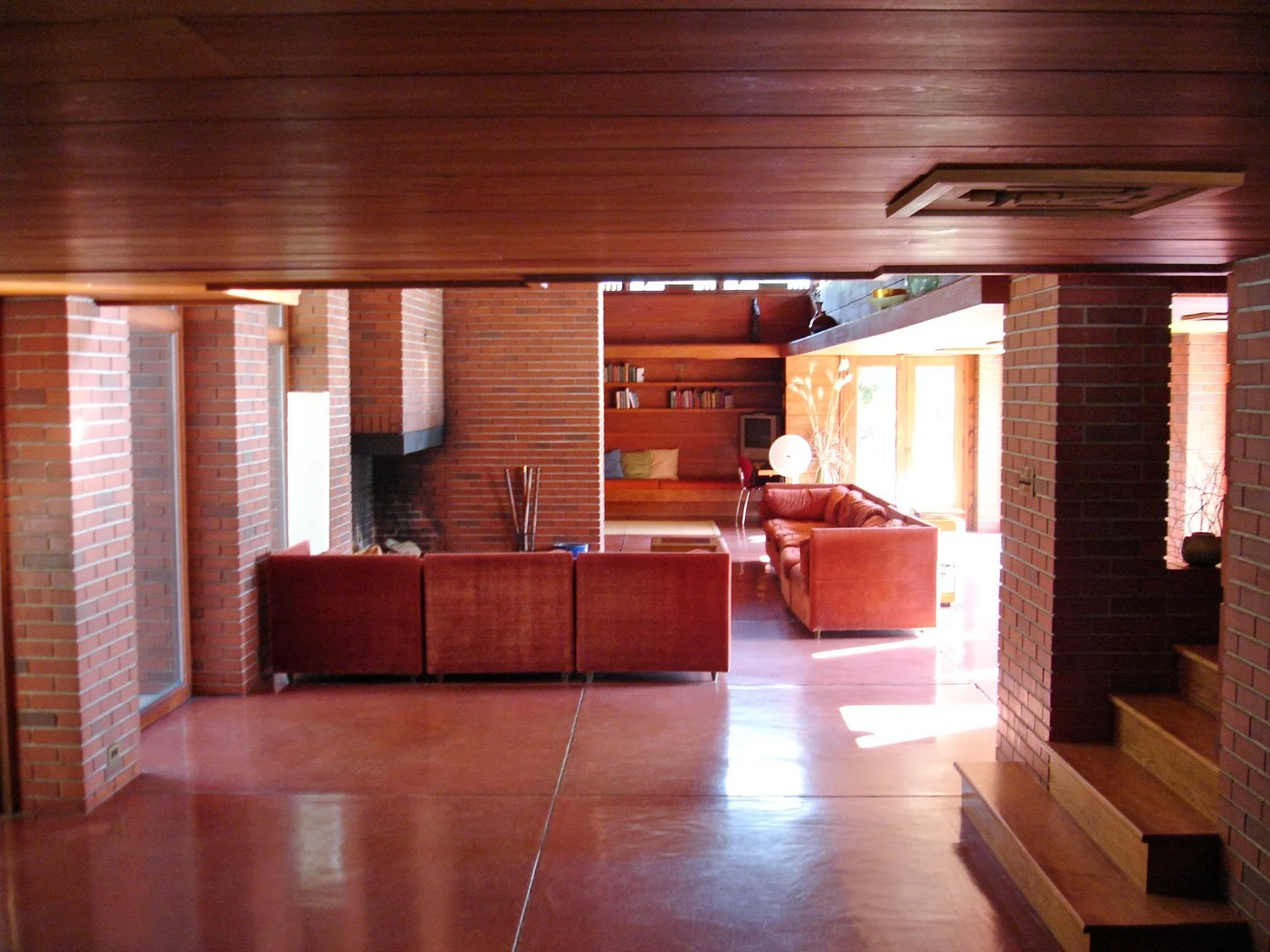 Frank Lloyd Wrigt’s Schwartz house compressed entry space