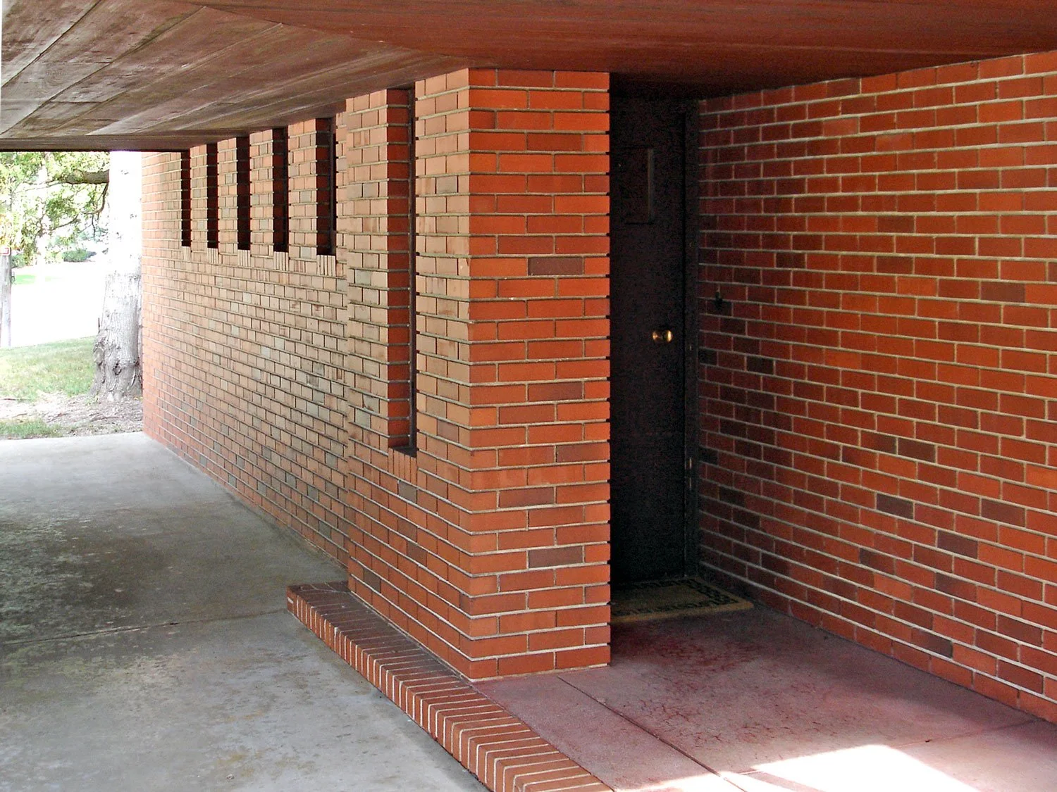 Frank Lloyd Wrigt’s Schwartz house front entry approach