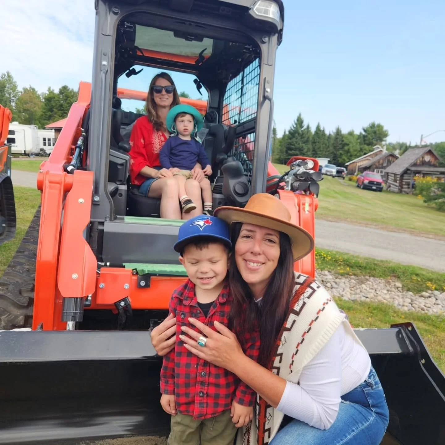 September.

Family, friends, fall fair, good food and food prep with soul sisters. Add on herbal medicine, fall distillations, fall harvest, rose face cream, home cooking and I've got one full heart. Eeeew plus the maples giving me their colourful lo