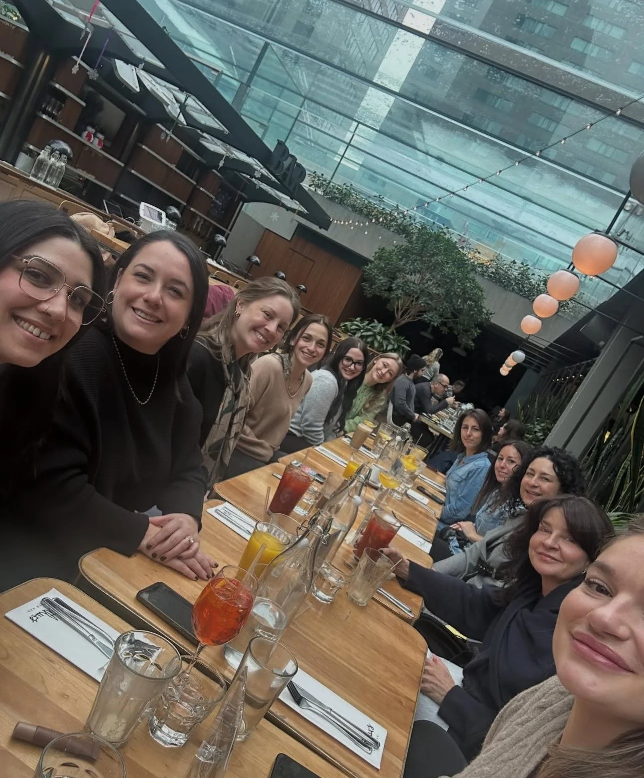 De toute l&rsquo;&eacute;quipe, merci pour une ann&eacute;e remplie de confiance, de belles rencontres et de peau radieuse ✨

Nous vous souhaitons de tr&egrave;s joyeuses f&ecirc;tes, entour&eacute;(e)s de douceur et de repos.

Veuillez noter que nou