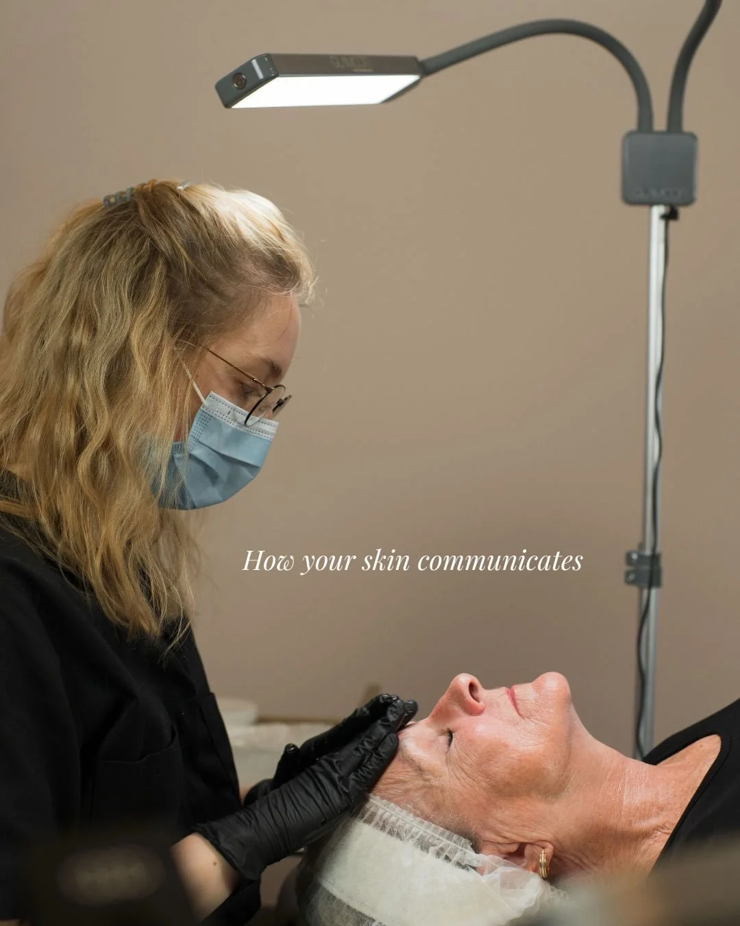Votre peau vous parle. La question, c&rsquo;est : est-ce que vous l&rsquo;&eacute;coutez? 👀

Rougeurs, congestion, imperfections&hellip; ce ne sont pas des &ldquo;probl&egrave;mes&rdquo;, ce sont des signaux.

Et chaque signal a une cause&hellip; et