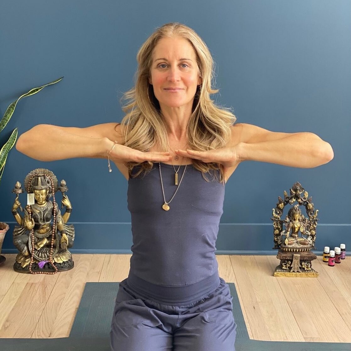 🙏𝙄𝙩&rsquo;𝙨 #𝙈𝙪𝙙𝙧𝙖𝙈𝙤𝙣𝙙𝙖𝙮! 🙏⁣⁣⠀
⁠⁣⁣⠀
This week we take a look at one of the Sharira Mudras, Madhyama Sharira Mudra - the Gesture of the Middle Body. ⁠⁣⁣⠀
⁠⁣⁣⠀
Madhyama means &ldquo;middle&rdquo; and Sharira means &ldquo;body&rdquo; and