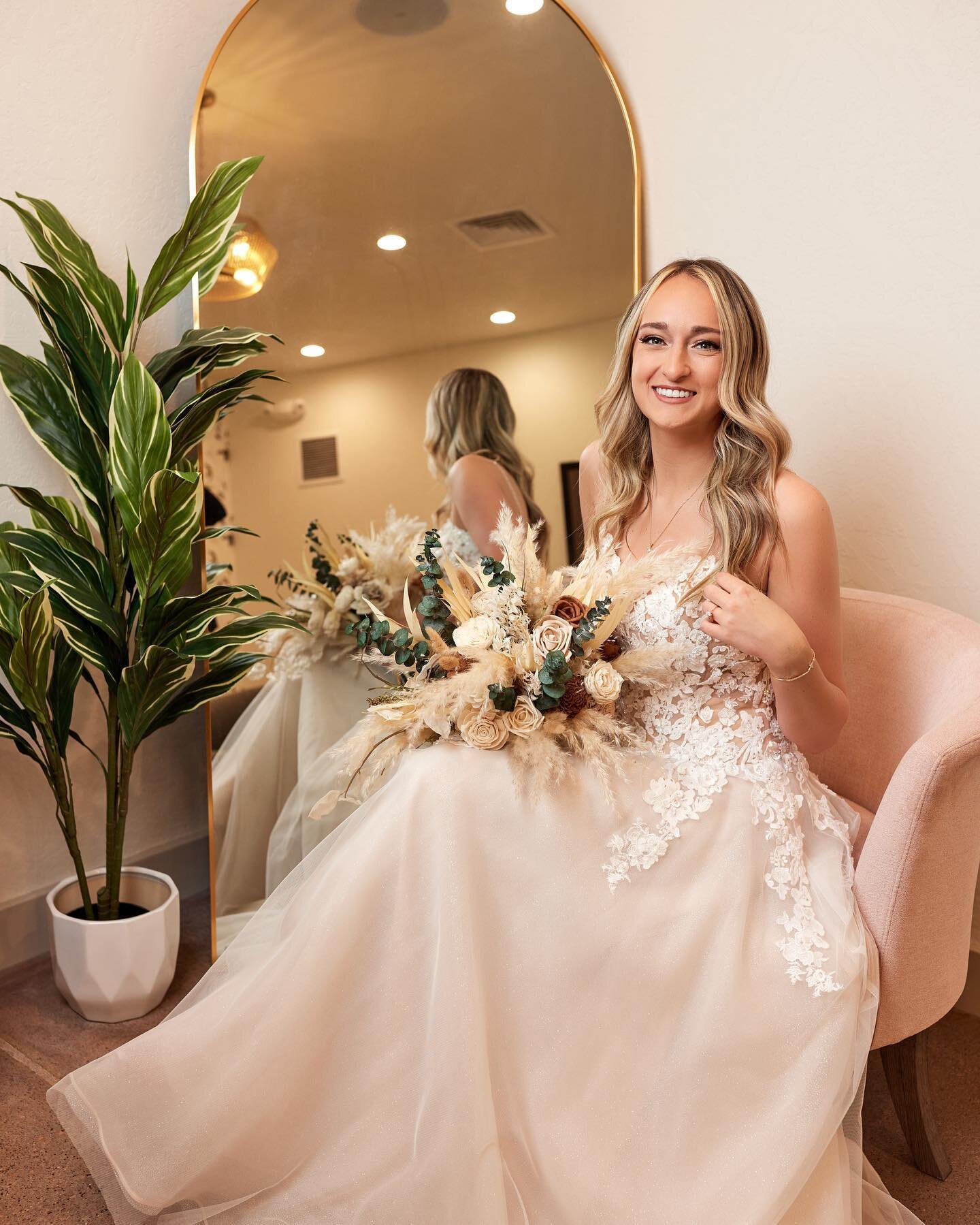 The sweetest bridal suite moments✨

pc: @lauralynnrhodephotography