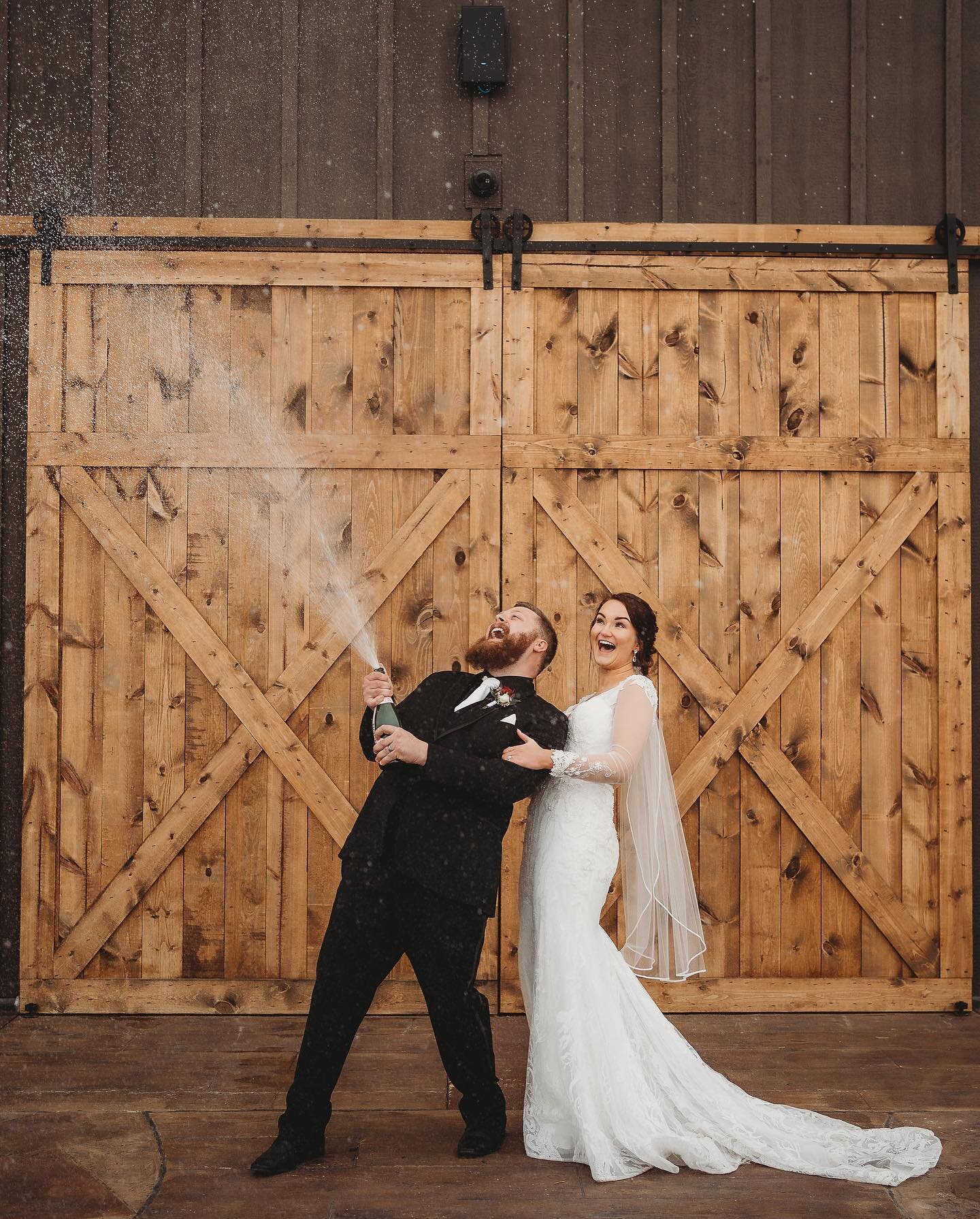 Morgan and Jake&rsquo;s winter wedding was a dream! We could not be more obsessed with this day and these photos❄️

pc: @annjames.photography