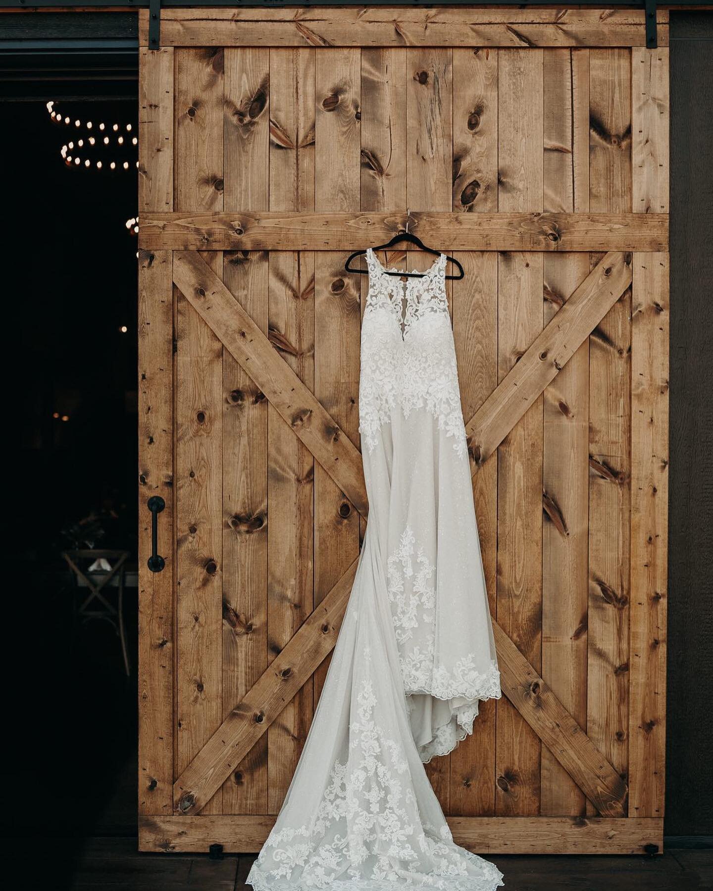 Letting the dress have it&rsquo;s moment🙌🏼

Our sliding barn doors are the perfect backdrop for your dress photos!
