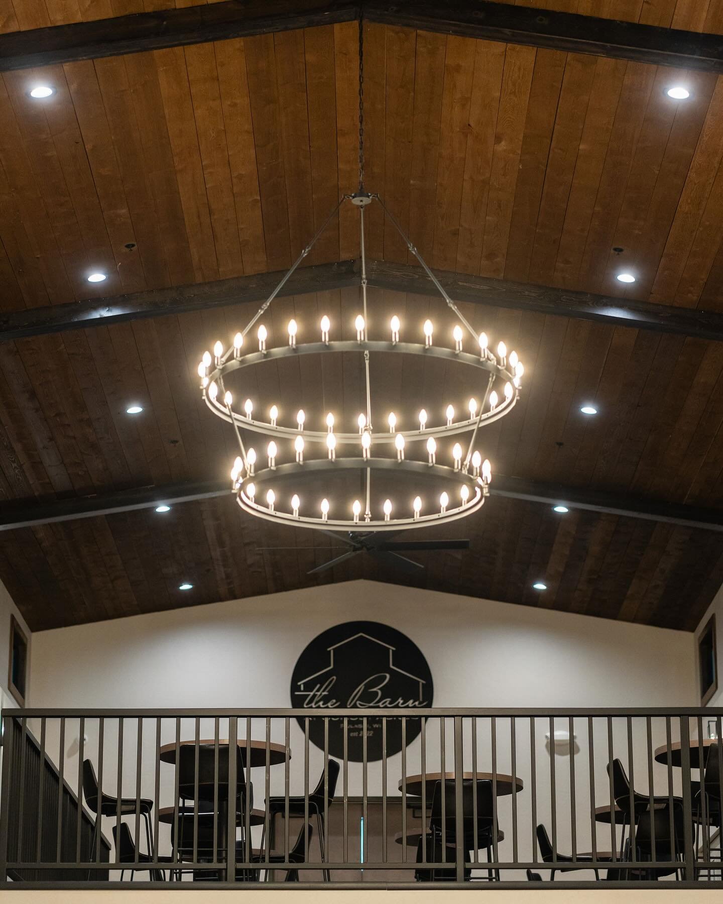 The upper mezzanine is one of our favorite little spots, perfect for catching up with friends during cocktail hour or sneaking in a quiet moment.

📸: @klemstudiosphotography