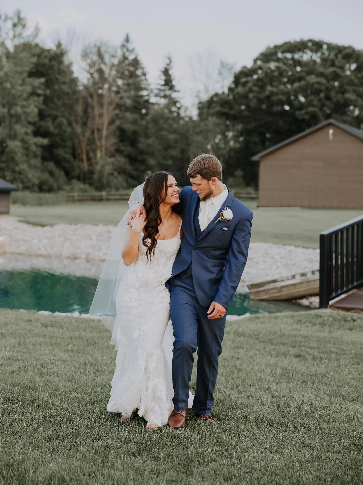 The just-married portraits always hit different🤍 So many dreamy spots around the venue, so you can sneak away for quiet moments✨

📸: @rock_rose_co