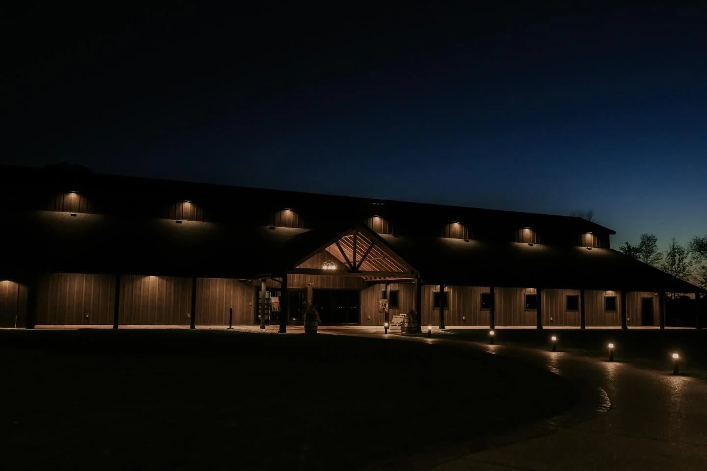 Evenings made for &ldquo;I do&rdquo;🌙

📸: @alexiaannphotography