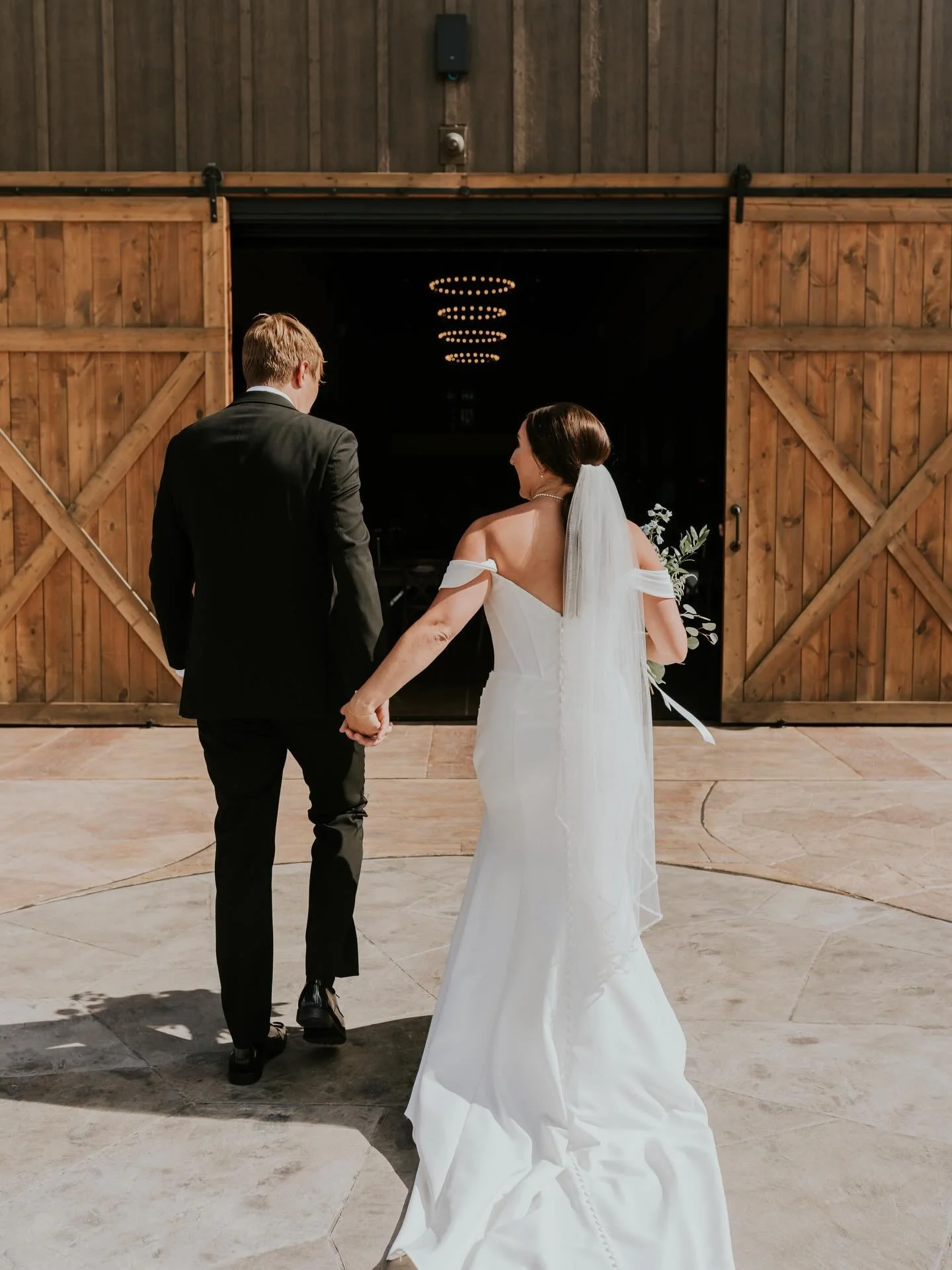 A stress-free wedding day starts with a timeline that feels calm, natural, and unhurried 🤍

In our latest blog, we&rsquo;re sharing how to create a smooth wedding day flow, plus a sample timeline from real celebrations at The Barn at Sunset Acres.

