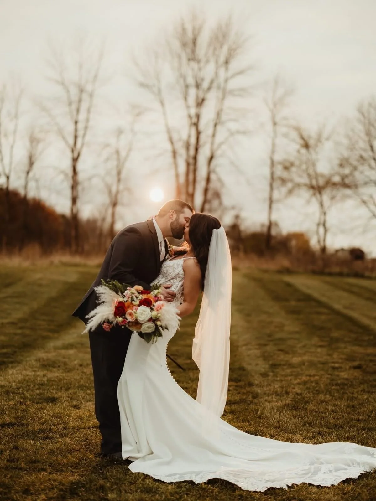 A little golden hour light goes a long way. Plan a quick sneak-away in your timeline for calm, just-married moments and photos you&rsquo;ll always love✨

📸: @danielarollinphotoco