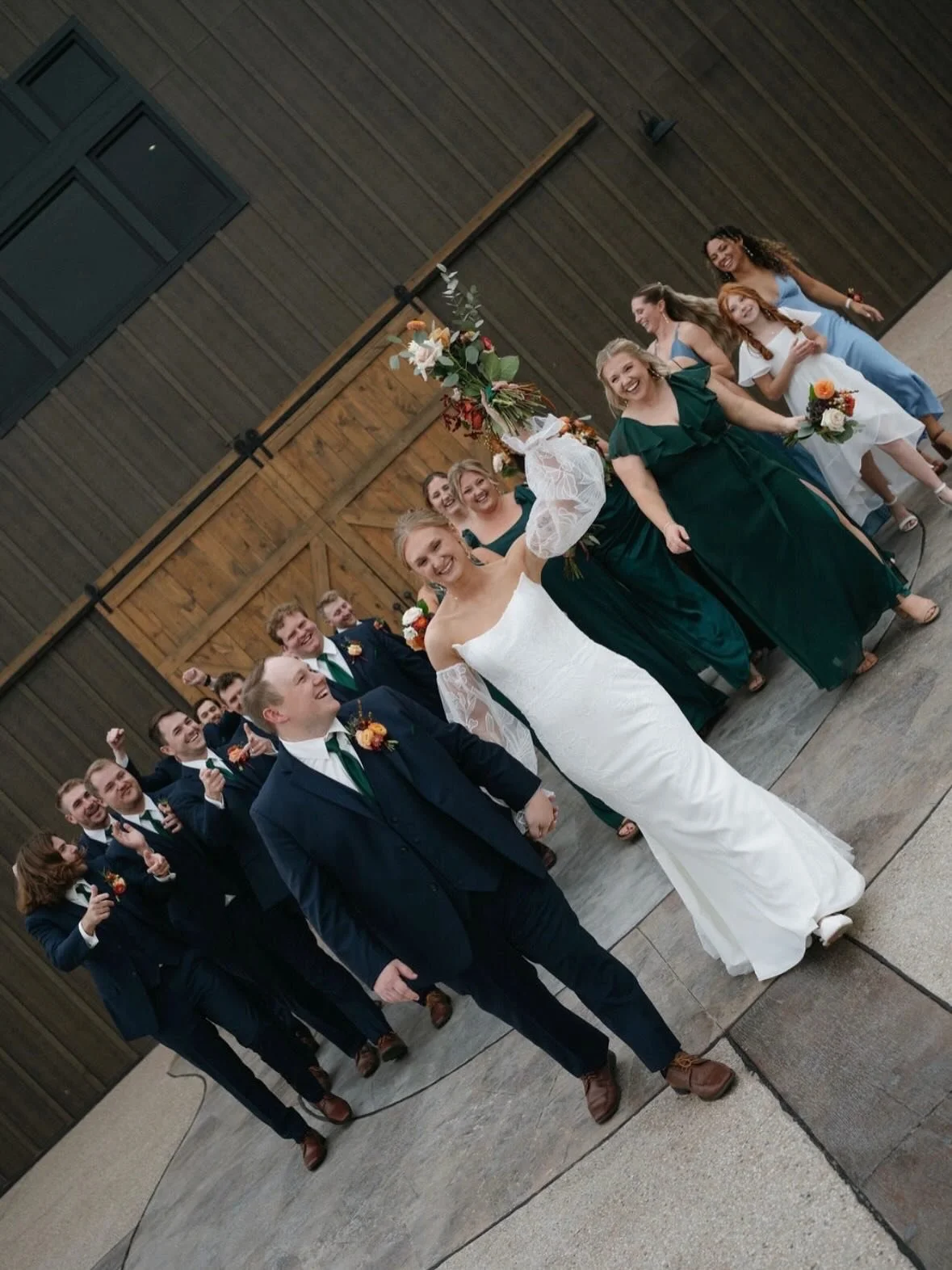 This weather has us dreaming of warmer days and wedding celebrations in the sunshine. ☀️

📸: @laurenmackenziephotography