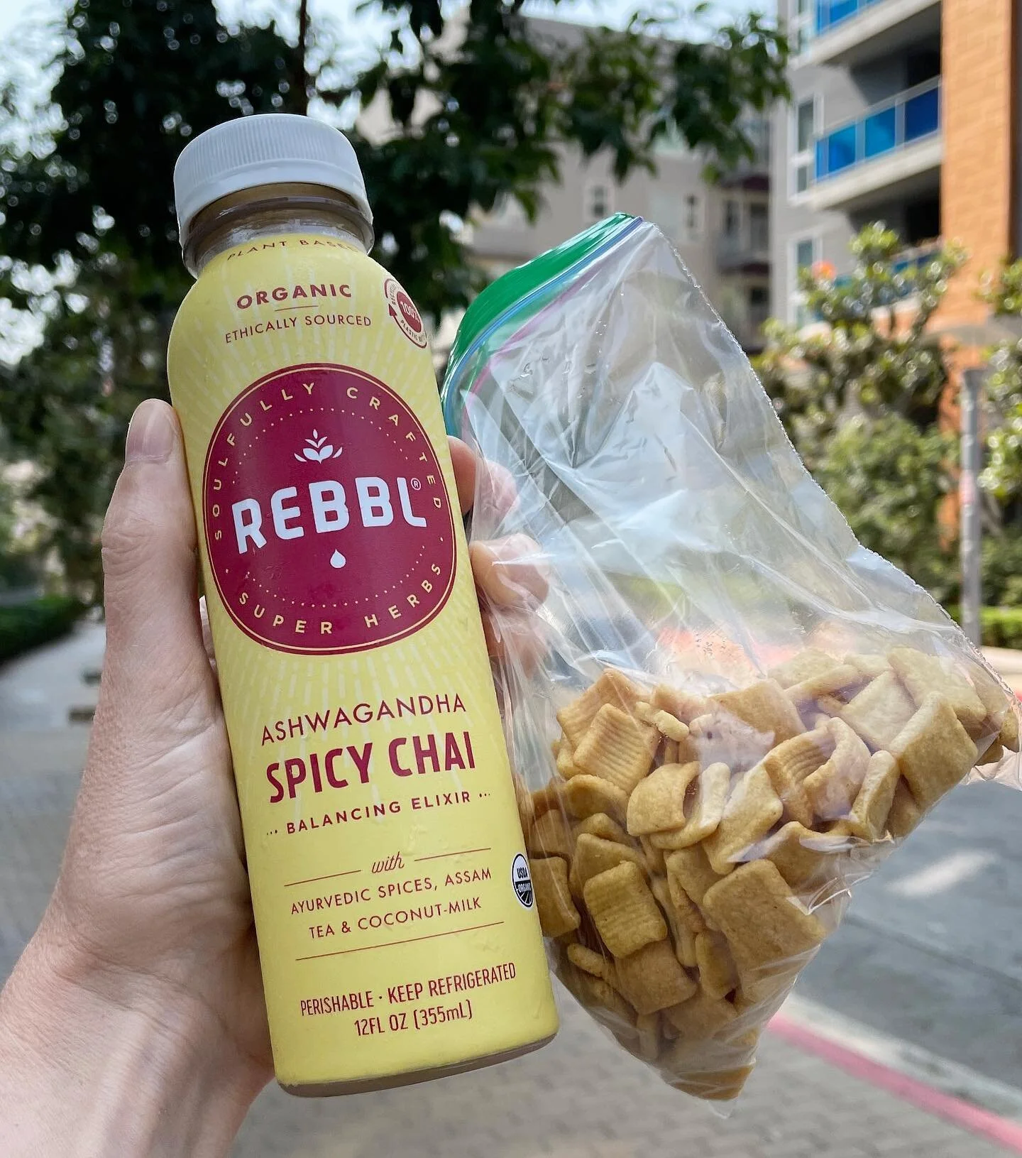 Breakfast on the go this morning. @michaelboldin and I power walked to the post office and I ate along the way! 

@rebbl was the perfect compliment to my bag of Honey Graham @catalinacrunch. Lots of superfoods, protein, fiber, and nutrients all aroun