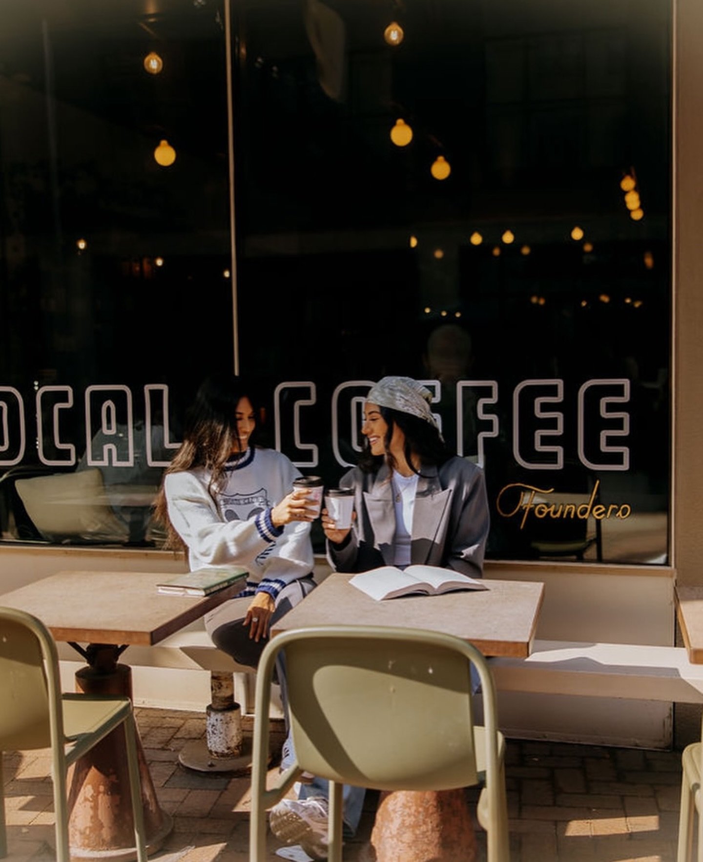 your neighborhood coffee (date) spot 🥹 
📸: @lydstaphotography