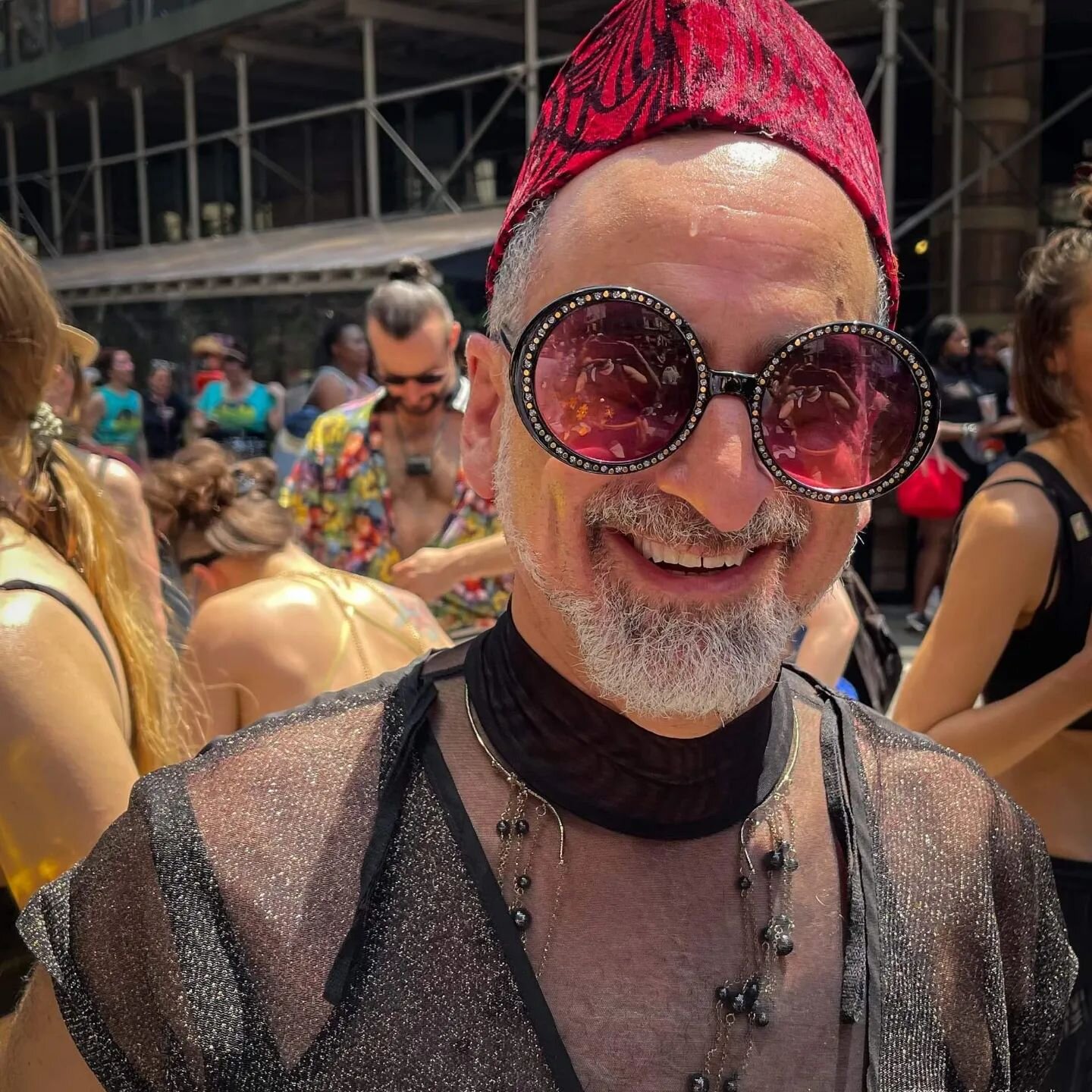 What a  joy connecting in movement with strangers on the streets of NYC at the Dance Parade this past weekend! Soooo much fun!

Photo credit Kevin Frest

#danceparadenyc