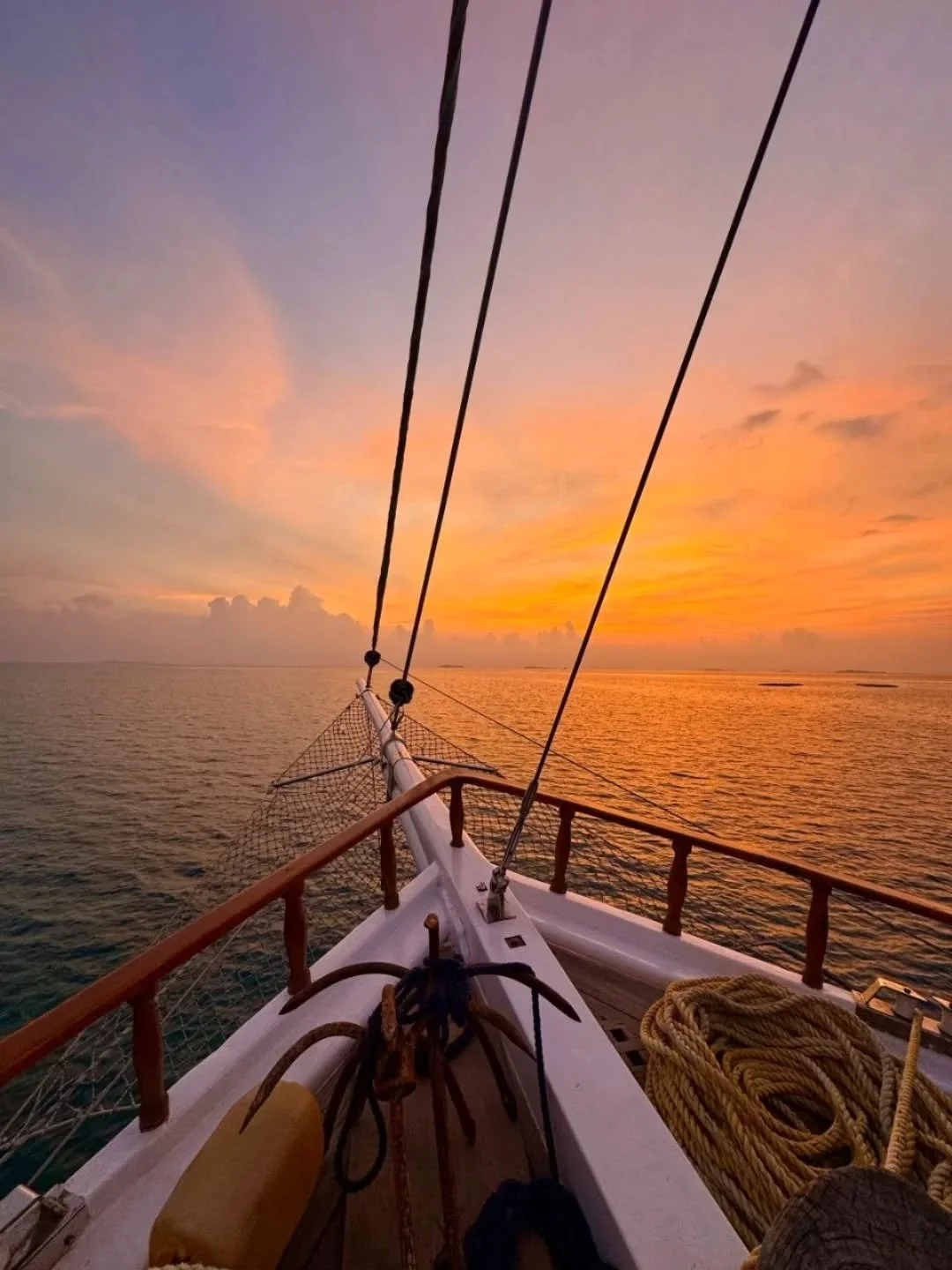 When a splash of orange lights up the moment, making the blue feel even deeper.
Perfect for the the next leap, the next dive, the next unforgettable chapter aboard Pearl 111 ! 🧡💛

#seasunset #liveaboard #charter #maldivesislands #sandbanks #visitma