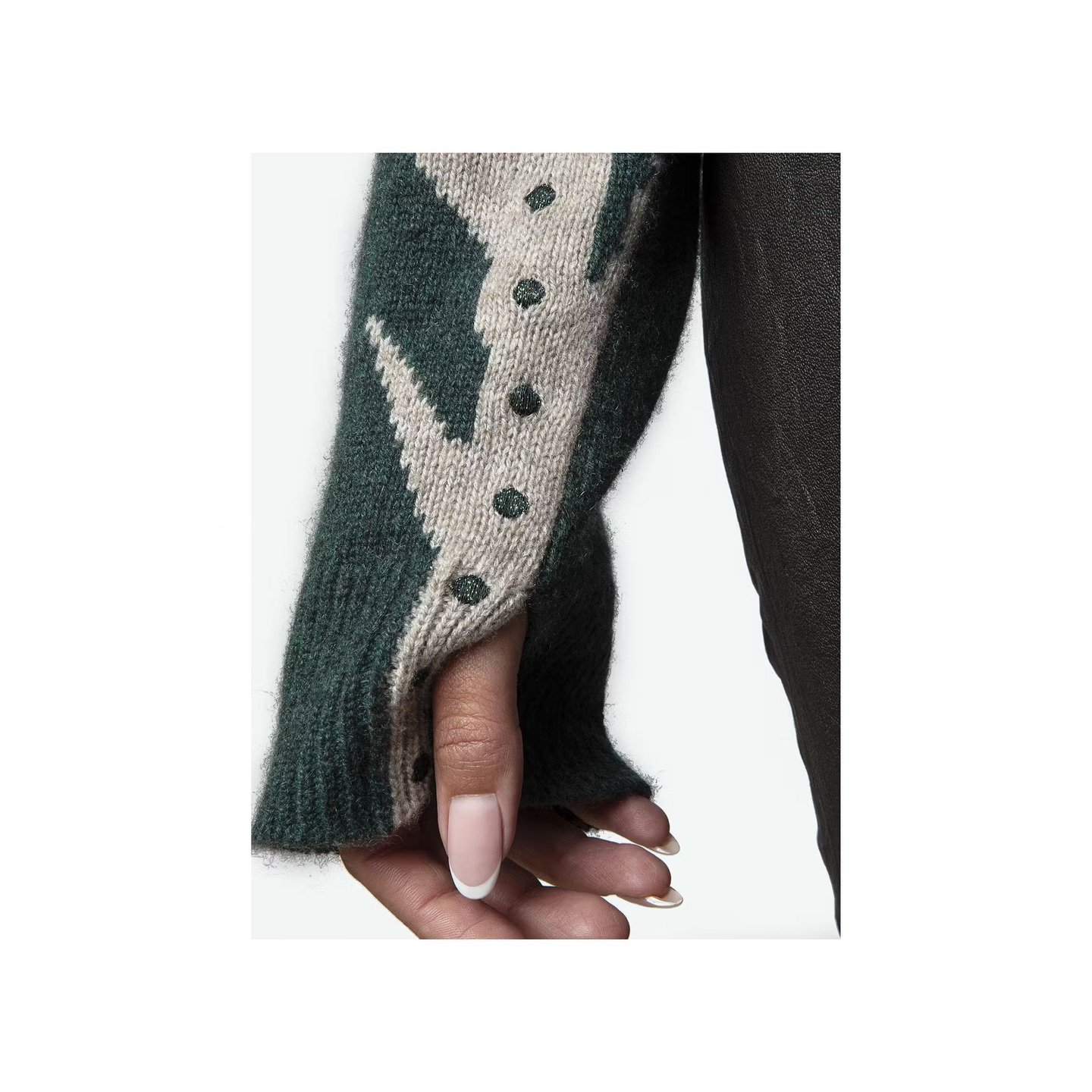 The Markus Cashmere sweater from @zadigvoltaire &mdash; long-sleeved, loose fitting sweater in green cashmere with plant motif and metallic embroidery✨  perfect for this weather and for our holiday&rsquo;s gatherings! 

Visit us at Fontabella - 1st l