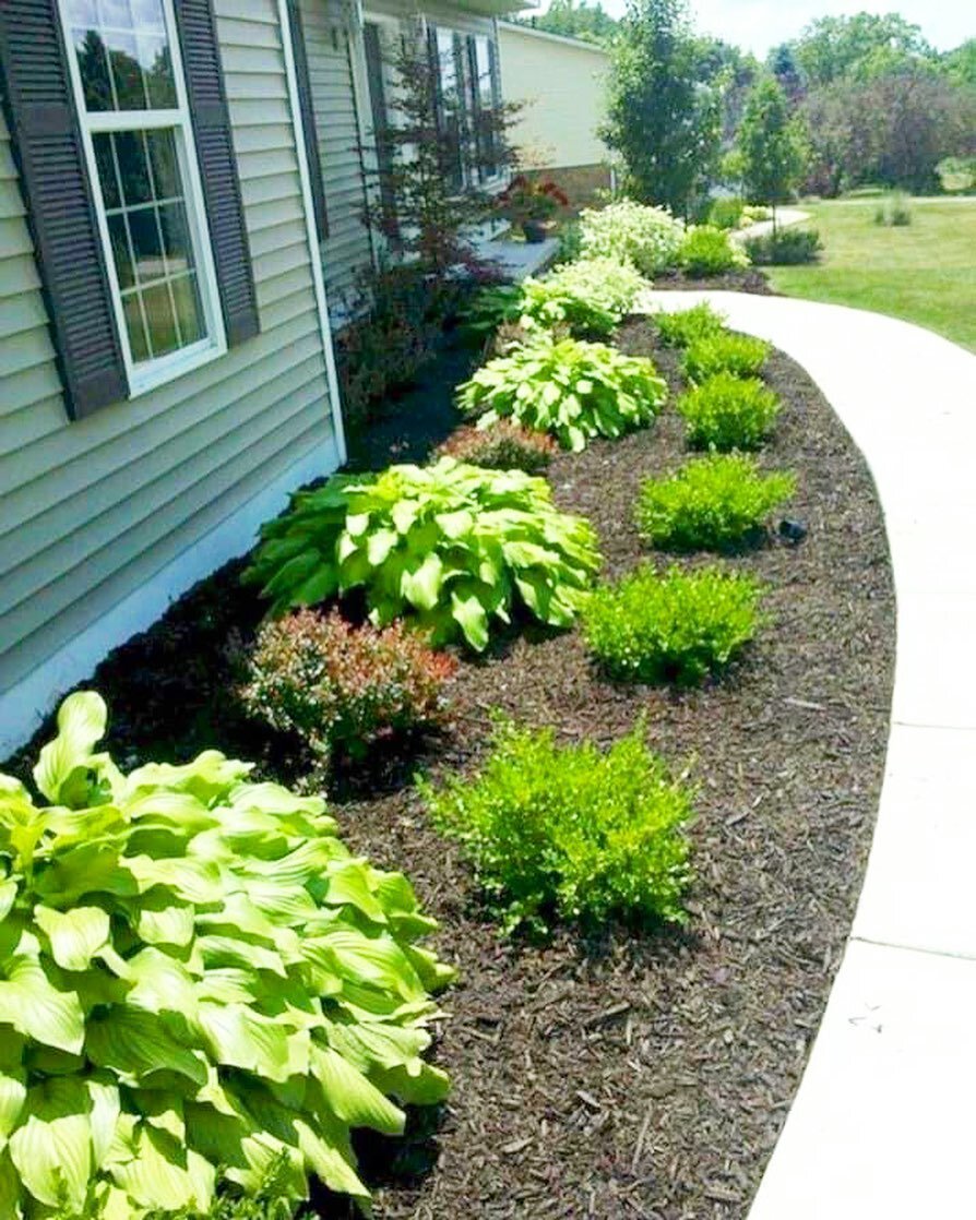 🏠Real estate tip of the week!💰

Curb appeal is one of the most important things to consider when selling your house. Spending an afternoon pulling weeds, planting flowers, and putting down fresh mulch will have your house looking much nicer. And se