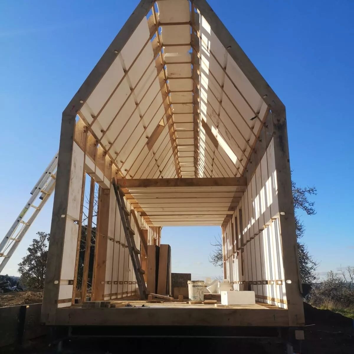Hoy se termin&oacute; de montar los marcos de la casa Chonchi, contra viento y mareas.
Felicitaciones y agradecimientos al equipo por avanzar con la mejor voluntad. !!!!

##prefabrica #prefabricacion #sistemavap #constructech #cerobasura #ceroco2 #ca
