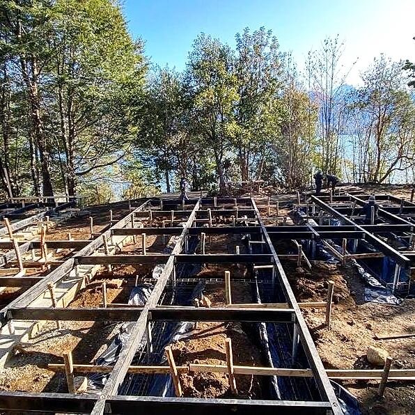 En pleno invierno, la casa de Cocham&oacute; avanza terminando el chasis que dar&aacute; anclaje a los marcos del sistemavap.  Tres vol&uacute;menes conectados, uno de dos pisos y otros dos de un piso. Una gran casa en un maravilloso lugar. 

Felicit