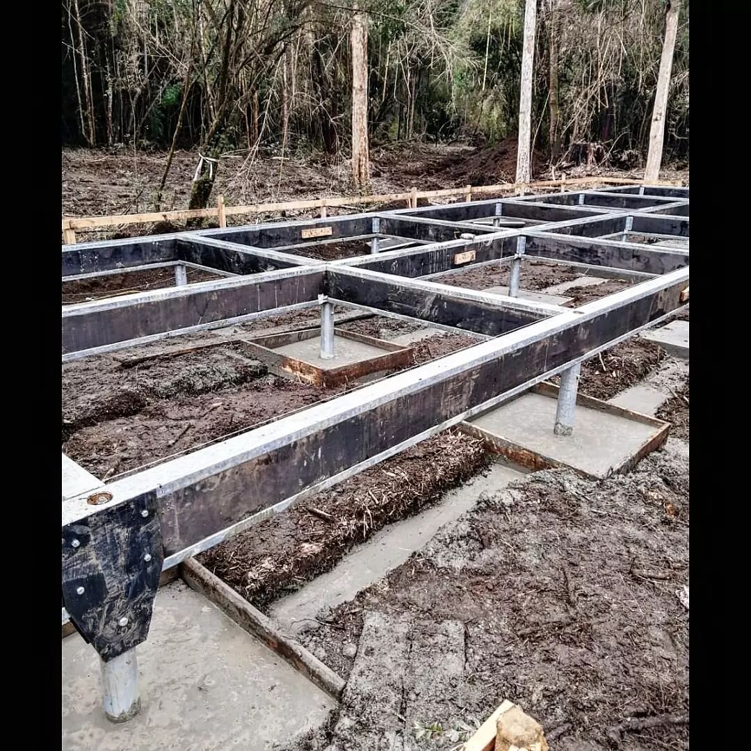 Listo el Casis de Maullin, el lunes comienza el armado de los marcos y montaje.

#prefabrica #prefabricacion #sistemavap #constructech #cerobasura #ceroco2 #cabin #eficiencia #reducir #cambiarlaecuacion #casasdelsur #madera #maderaingenieria #FSC #di