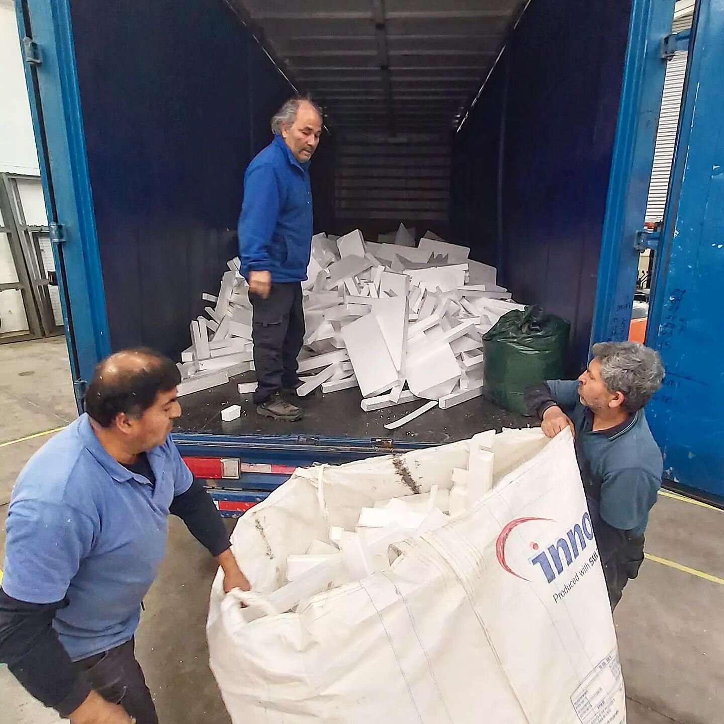 100% del plumavit o EPS es llevado por el mismo cami&oacute;n que nos trae los bloque de EPS de 240 mm de espesor, para las casas del sistemavap. 
Adem&aacute;s se llev&oacute; varias bolsas de aserr&iacute;n para el canil de la f&aacute;brica 

Econ