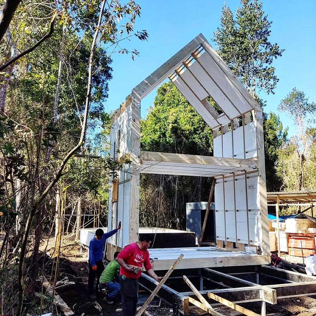Casa en Maullin, avanza el izaje de los marcos que tienen una muy buena proporci&oacute;n. !!
Es una linda casa en un bosque nativo.

#prefabrica #prefabricacion #sistemavap #constructech #cerobasura #ceroco2 #cabin #eficiencia #reducir #cambiarlaecu
