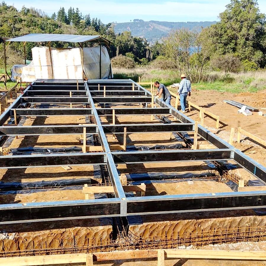 Avance de la casa de Vichuquen 
Del arquitecto Juan Salinas.

Una casa de dos pisos, techos a dos aguas con terminaciones interiores en madera sin nudos. 

#prefabrica #prefabricacion #sistemavap #constructech #cerobasura #ceroco2 #cabin #eficiencia 