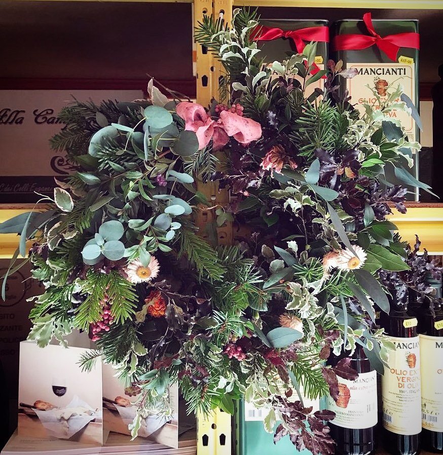 It&rsquo;s the 1st of December and we are properly in the festive spirit now after a gorgeous wreath workshop @mercatoitalianoltd 

It&rsquo;s pure magic to see each participants creativity shine through.

We had gorgeous foliage from @spindleflowers
