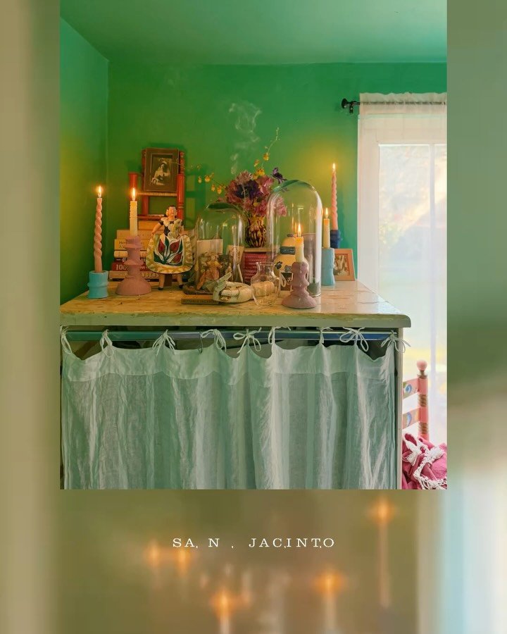 &iexcl;Altares todo el a&ntilde;o! Para poner flores, velas y frutas, recuerdos, promesas, fervor.
En mesas, pedestales y plataformas, lo que hacemos son altares, ofrendas de amor por amar, por vivir.
#flores #flowers #shrine #altar #styling