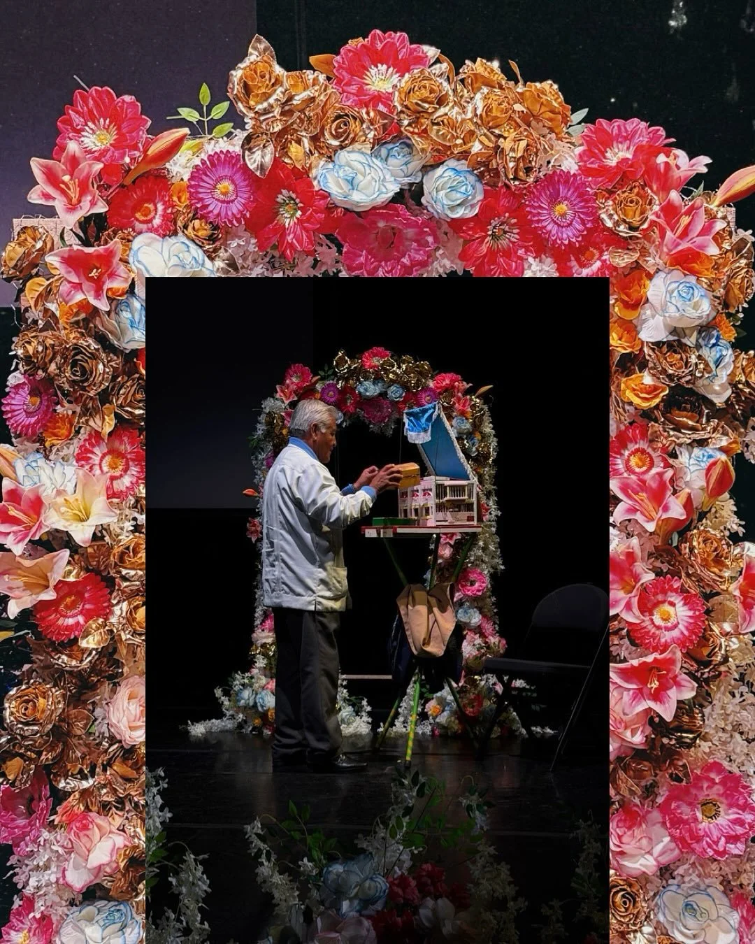 Altares en Tr&aacute;nsito: OR&Aacute;CULO DE LA MEMORIA
Un retablo vivo, que celebra e color de forma descarada y desbordada, porque as&iacute; suele ser la devoci&oacute;n en nuestro pa&iacute;s. Muchas veces, lejos de la austeridad, las expresione