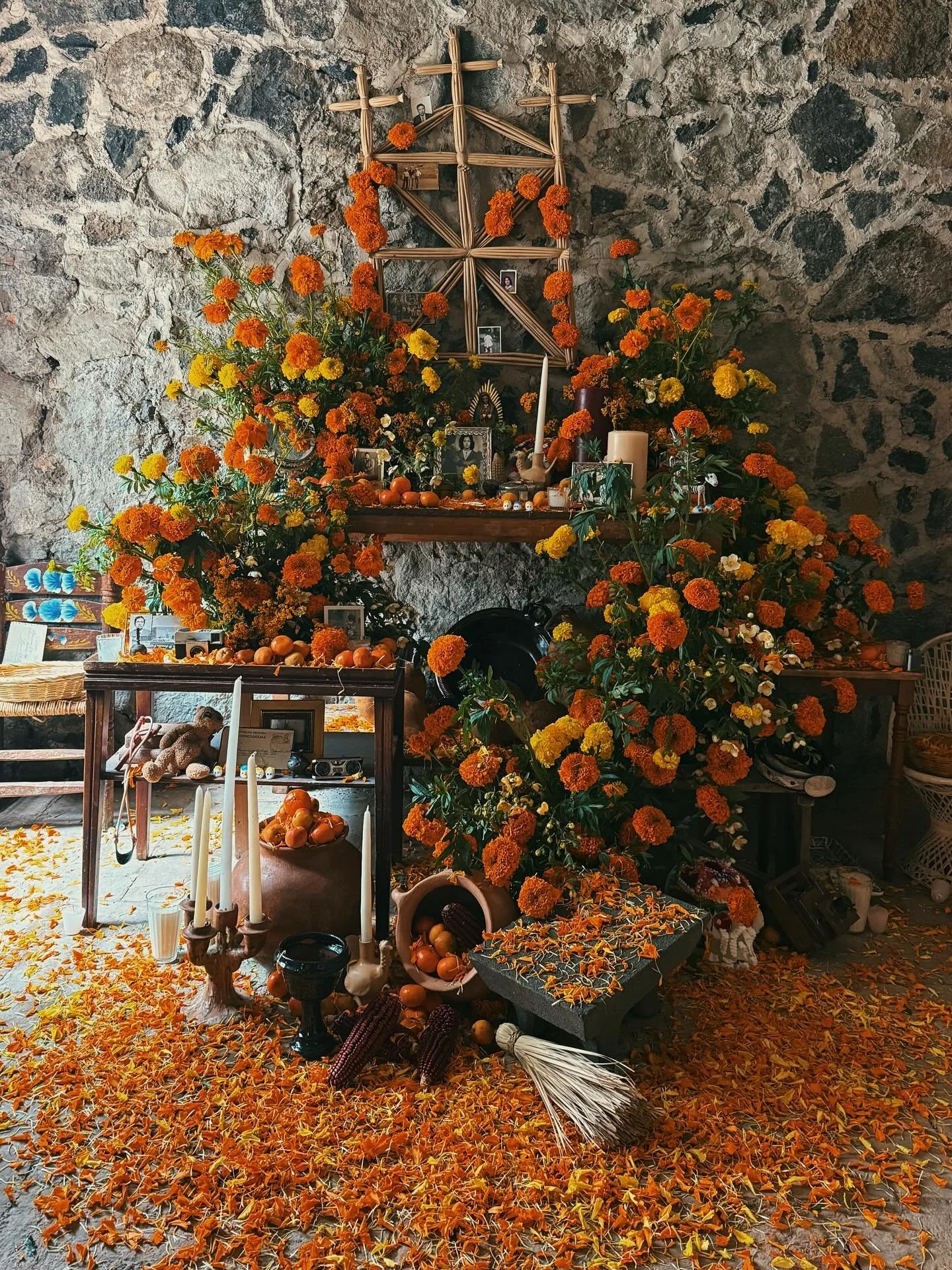 Ayer comentaba en una pl&aacute;tica, que hacer flores se trata de evocar memorias. Un aroma, un color, una escena. Es recrear ese pedacito de carretera que cautiv&oacute; nuestros ojos desde el asiento trasero cuando &eacute;ramos ni&ntilde;xs, o el