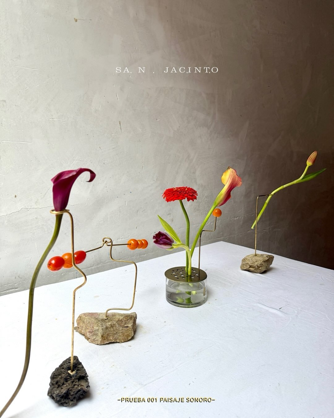 No se puede, pero se intenta crear magia con las flores. Instrumentos y hechizos que las convierten, por ejemplo, en notas musicales en el aire.
A veces siento que las flores suenan, &iquest;no creen?
Este #wedding #mockup es para @bajaweddingplanner