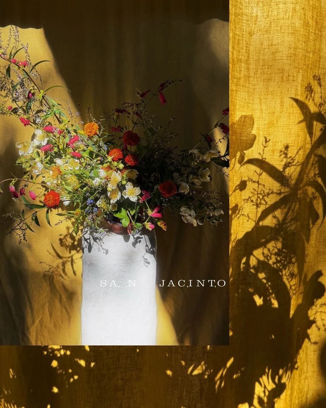 Se prepara despacio, al amanecer, cuando el silencio se rompe solo con suspiros, maullidos de gatos hambrientos y el corte de los tallos:

Jazm&iacute;n de monte ,
Cedr&oacute;n en flor ,

Flor de veinte flores ,

Nomeolvides .

Se deja reposar afuer