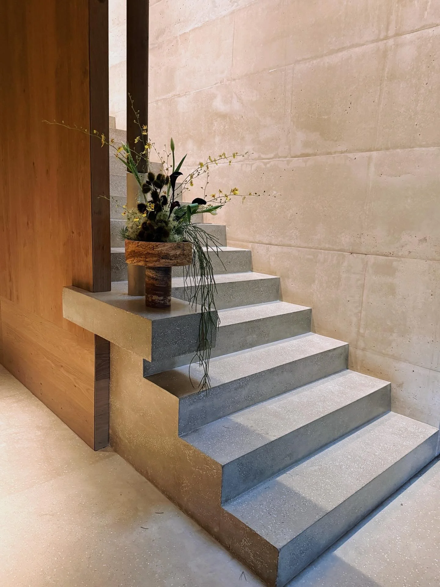 Cuando @alvmau @adhocmx me llev&oacute; a este espacio, pude sentir algo muy poderoso y a la vez acogedor: el interior es un eco de las monta&ntilde;as, del bosque que rodea la casa.
Es casi como si la bruma pudiera entrar como otro miembro de la fam