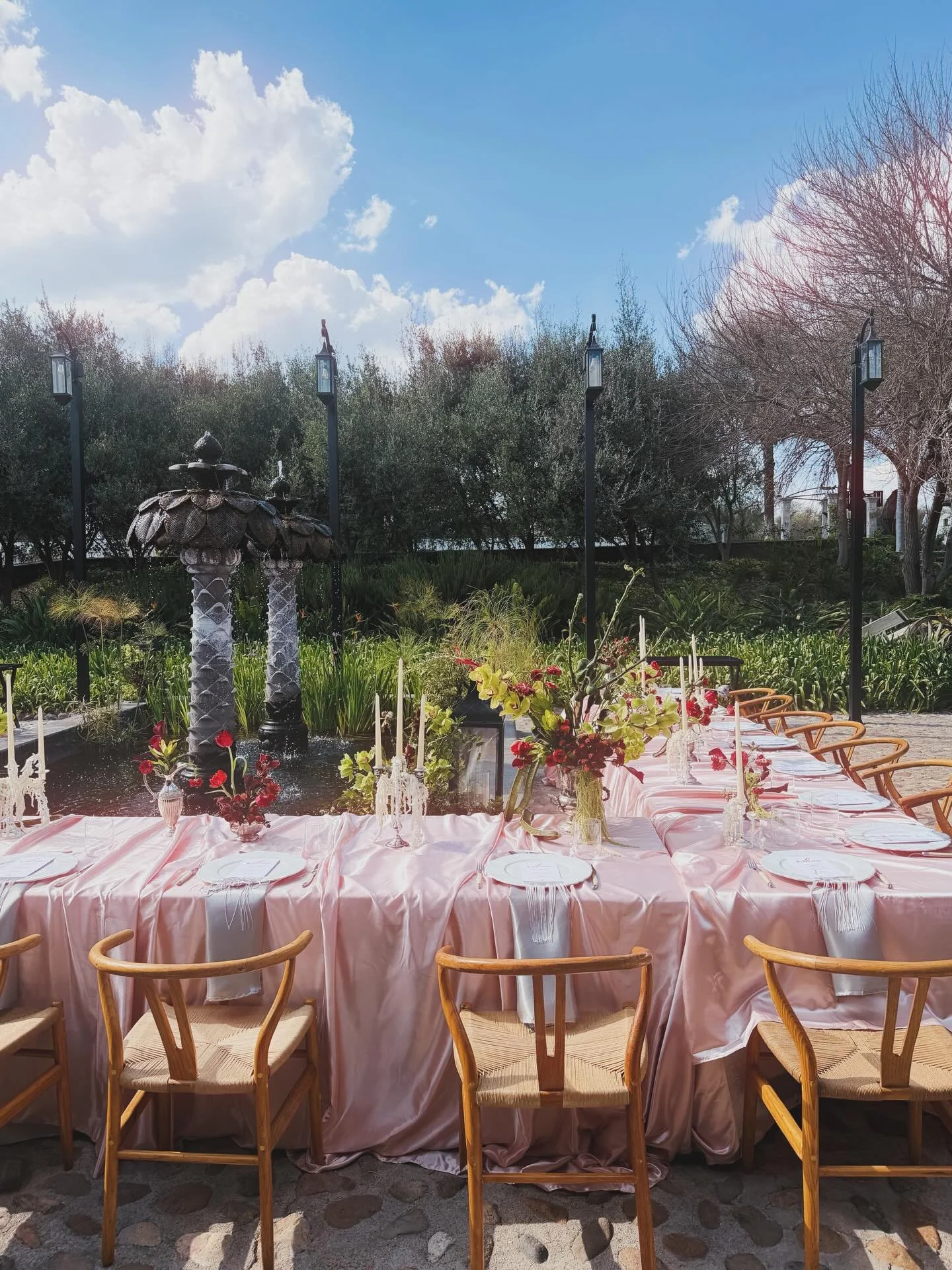 Una boda inspirada en un velo vintage de 1920, en ese andar de los tiempos, sus ecos que nos fascinan.
La @hsasanmiguel fue el lienzo perfecto para crear una atm&oacute;sfera que evoca al sue&ntilde;o en vela, a la belleza surreal que es posible expe