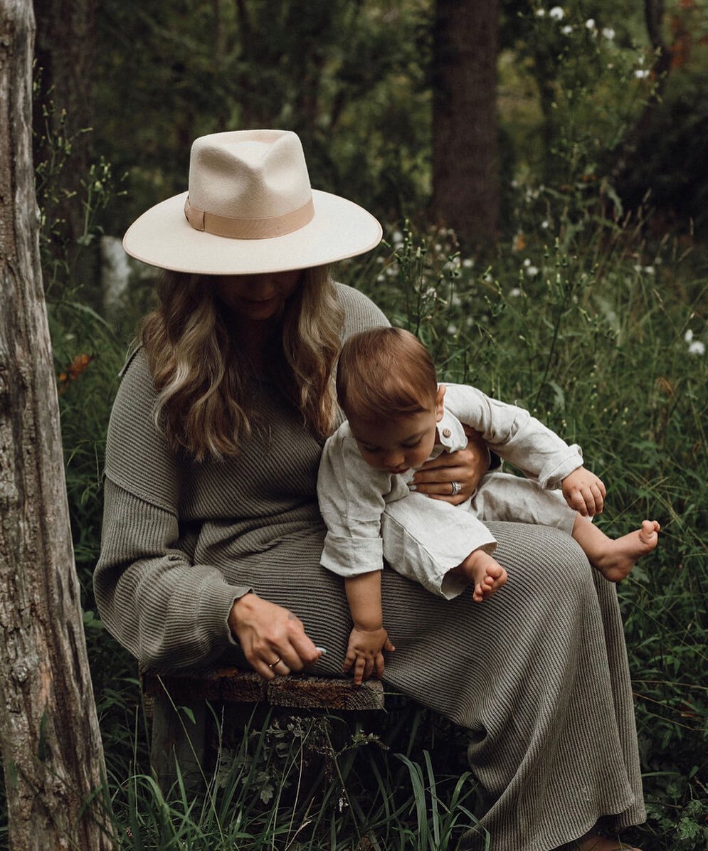 MOTHERHOOD 🍂
LOOKS SO GOOD ON YOU
@samanthalorikelly 
Assisted and shot by @juliaagalloo 🌾