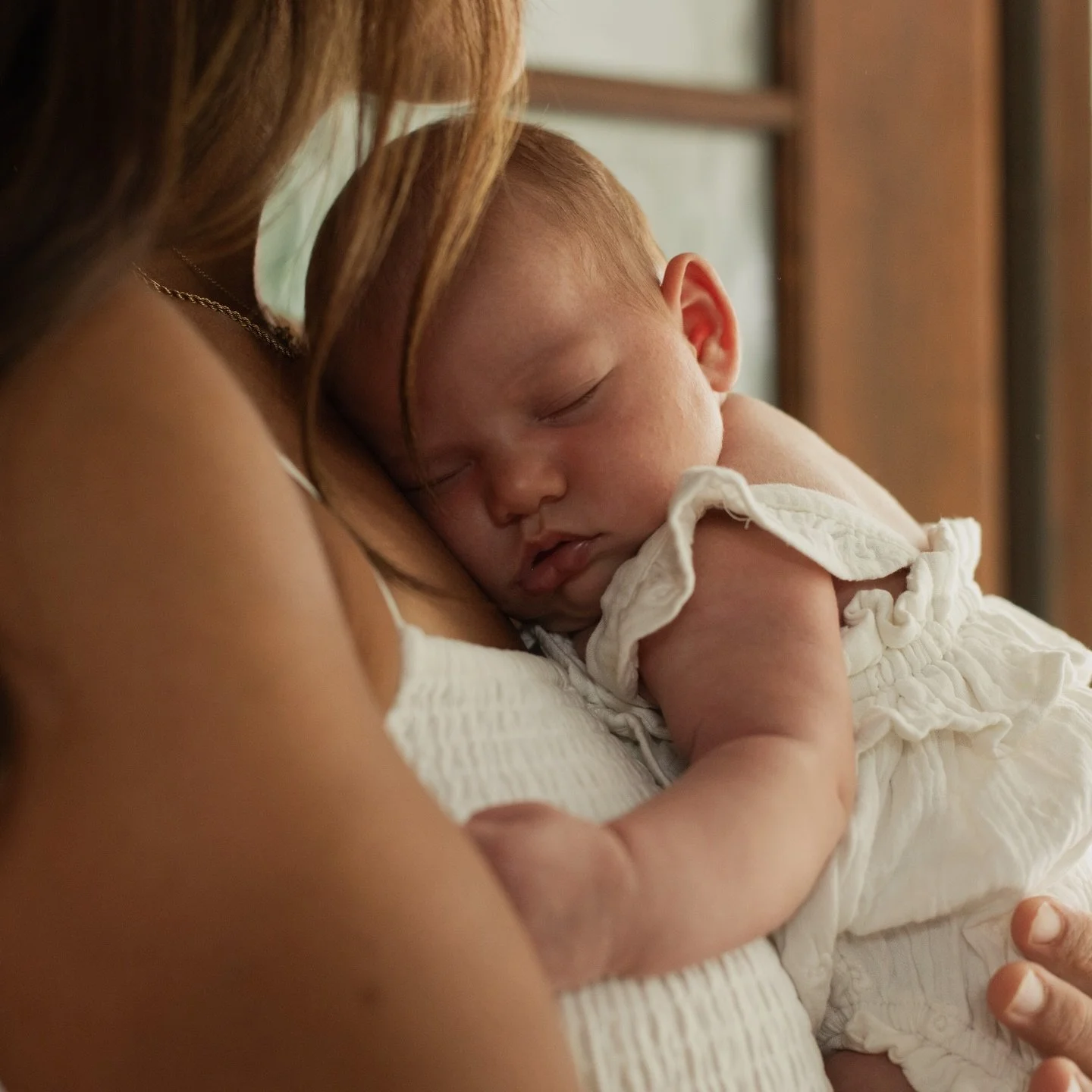 throwing it back to those newborn days 🤍

#blufftonphotographer #hiltonheadphotographer #newborn #familyphotography #motherhood
