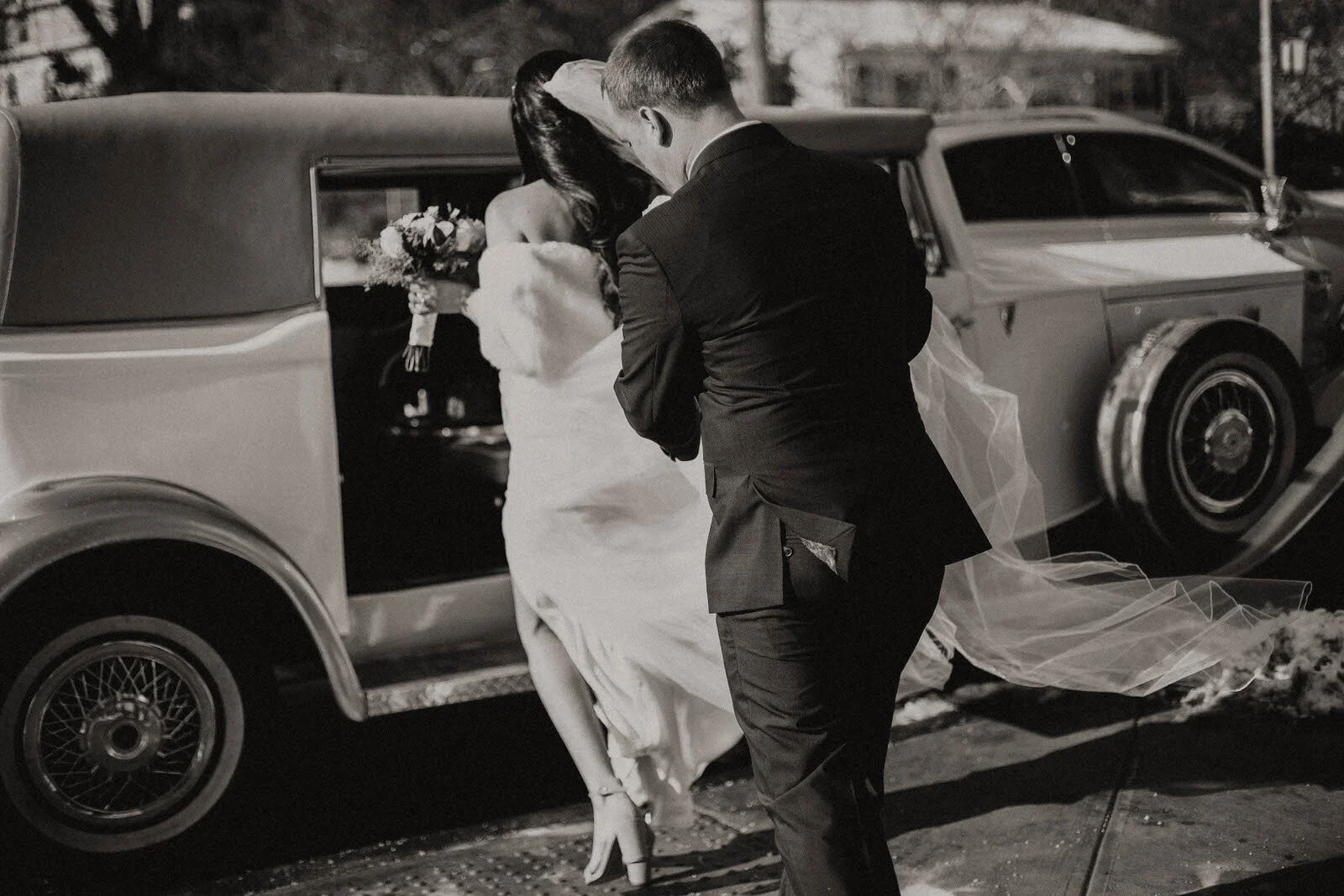 Wedding-and-Elopement-Photographers-HHI-Bluffton-Charleston-Jenna-and-Julia-Photography.webp