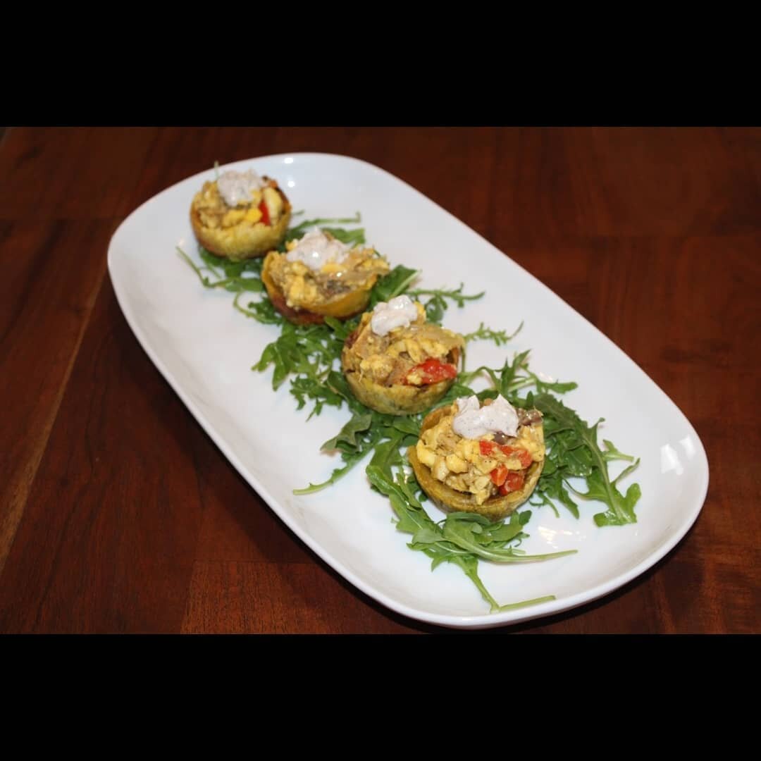 Irie Jammin cup🇯🇲🇯🇲

Ackee and salted fish saut&eacute;ed with: fresh onion, tomatoes, and, scotch bonnet, Leeks and other spices. Stuffed in; Crispy fried tostones, finished with jerk aioli, on a bed of baby arugula.
 
A traditional jamaican dis