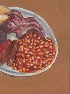A white plate with bacon, baked beans, and sausage links on a wooden table