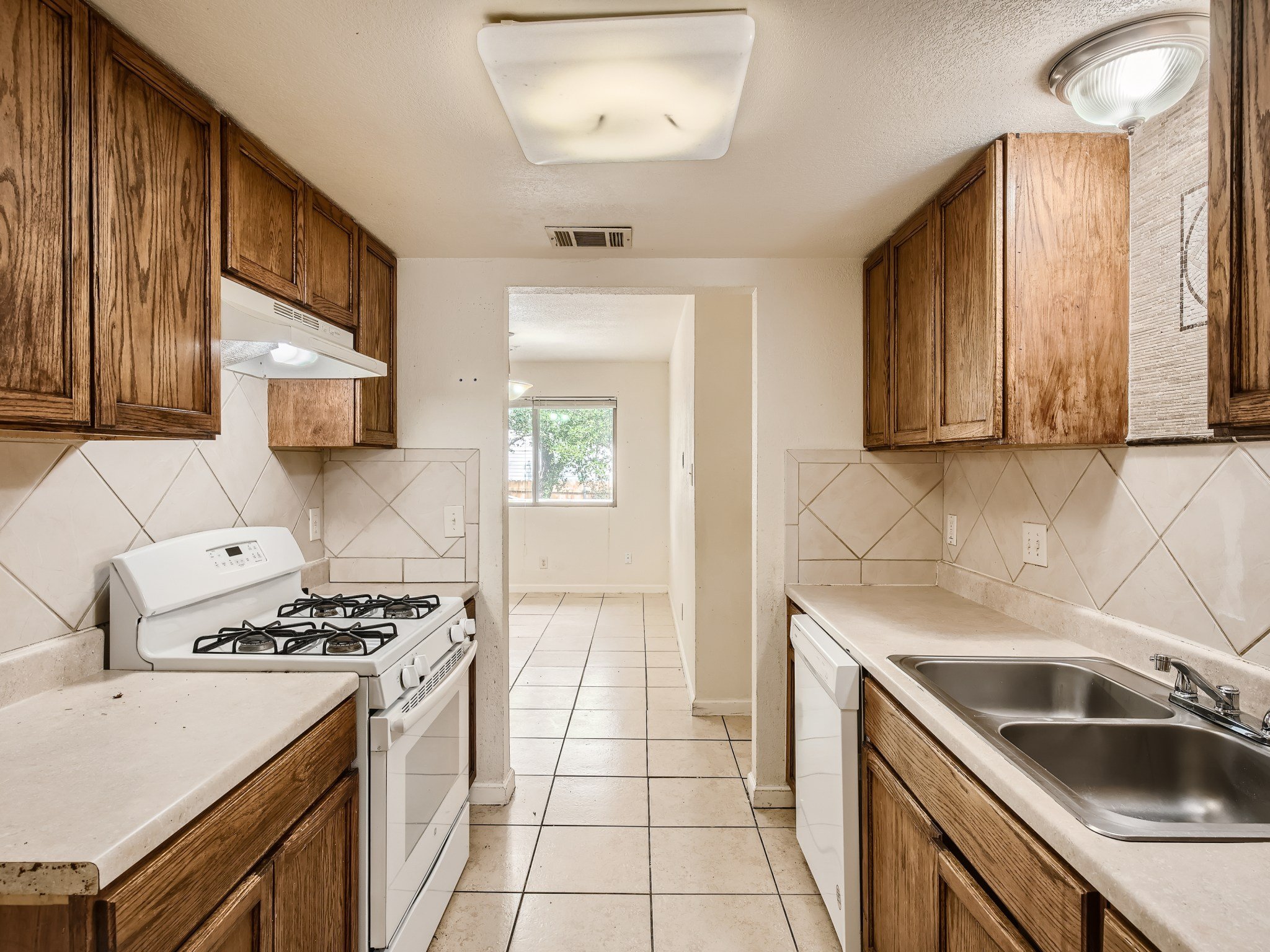 11 Kitchen.jpg