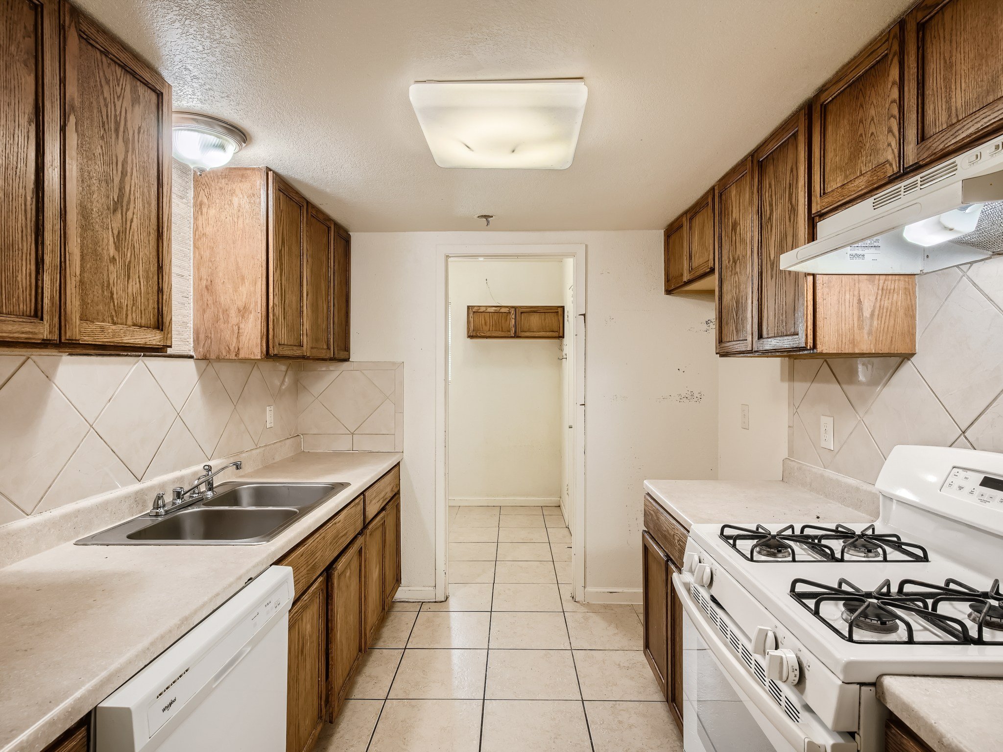 09 Kitchen.jpg