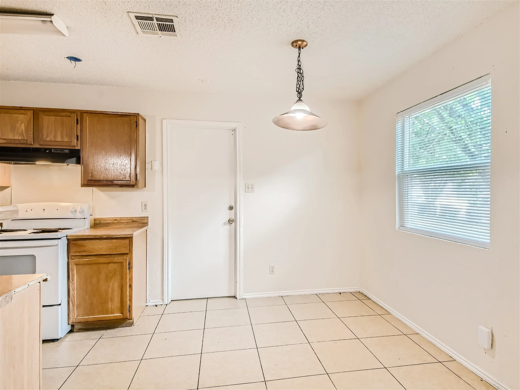 9110 Japonica Ct - MLS Sized - 015 - 20 Breakfast Area.jpg