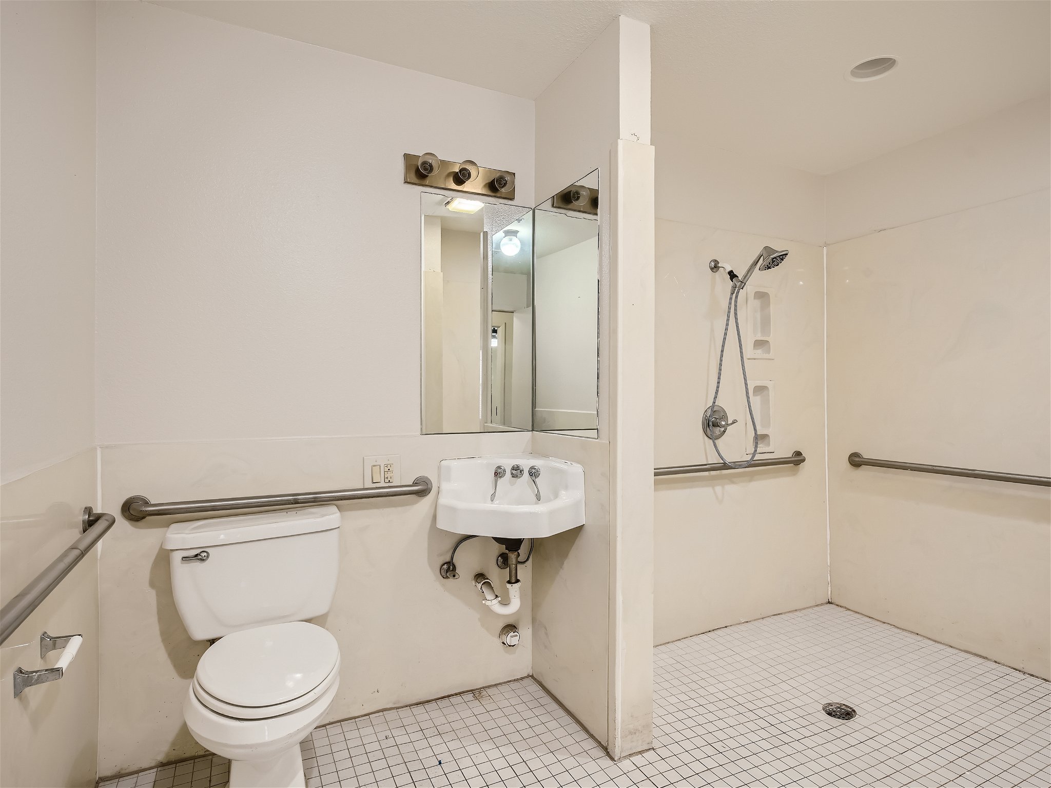 5908 West Gate Blvd - MLS Sized - 021 - 26 Bathroom.jpg