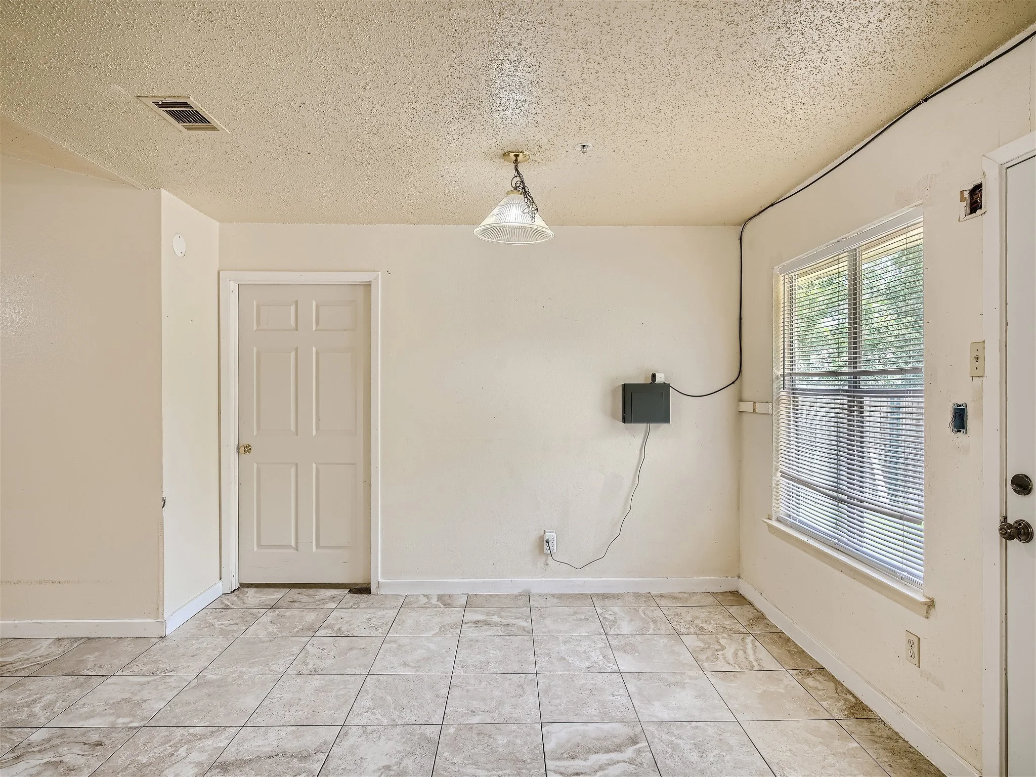 2214 Lear Ln - MLS Sized - 015 - 16 Breakfast Area.jpg