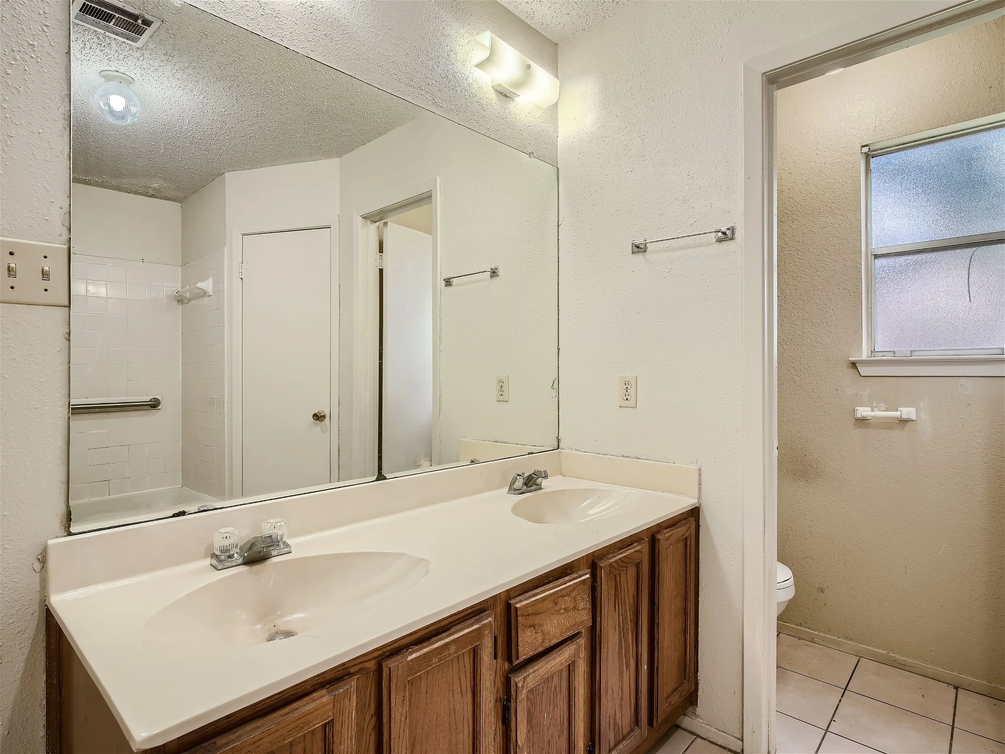 4411 Clarno Dr - MLS Sized - 015 - 18 Primary Bathroom.jpg
