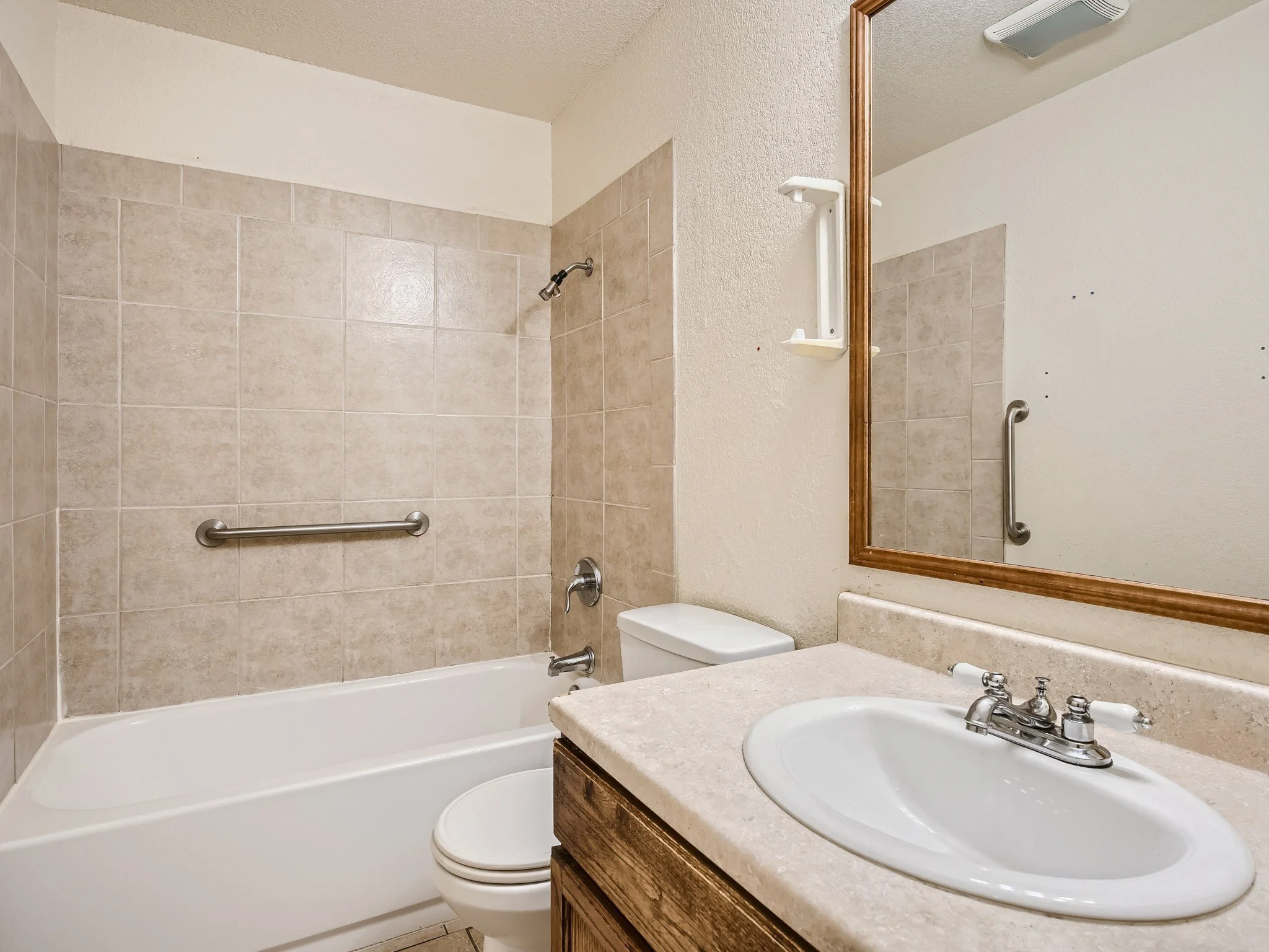 25 Bathroom.jpg