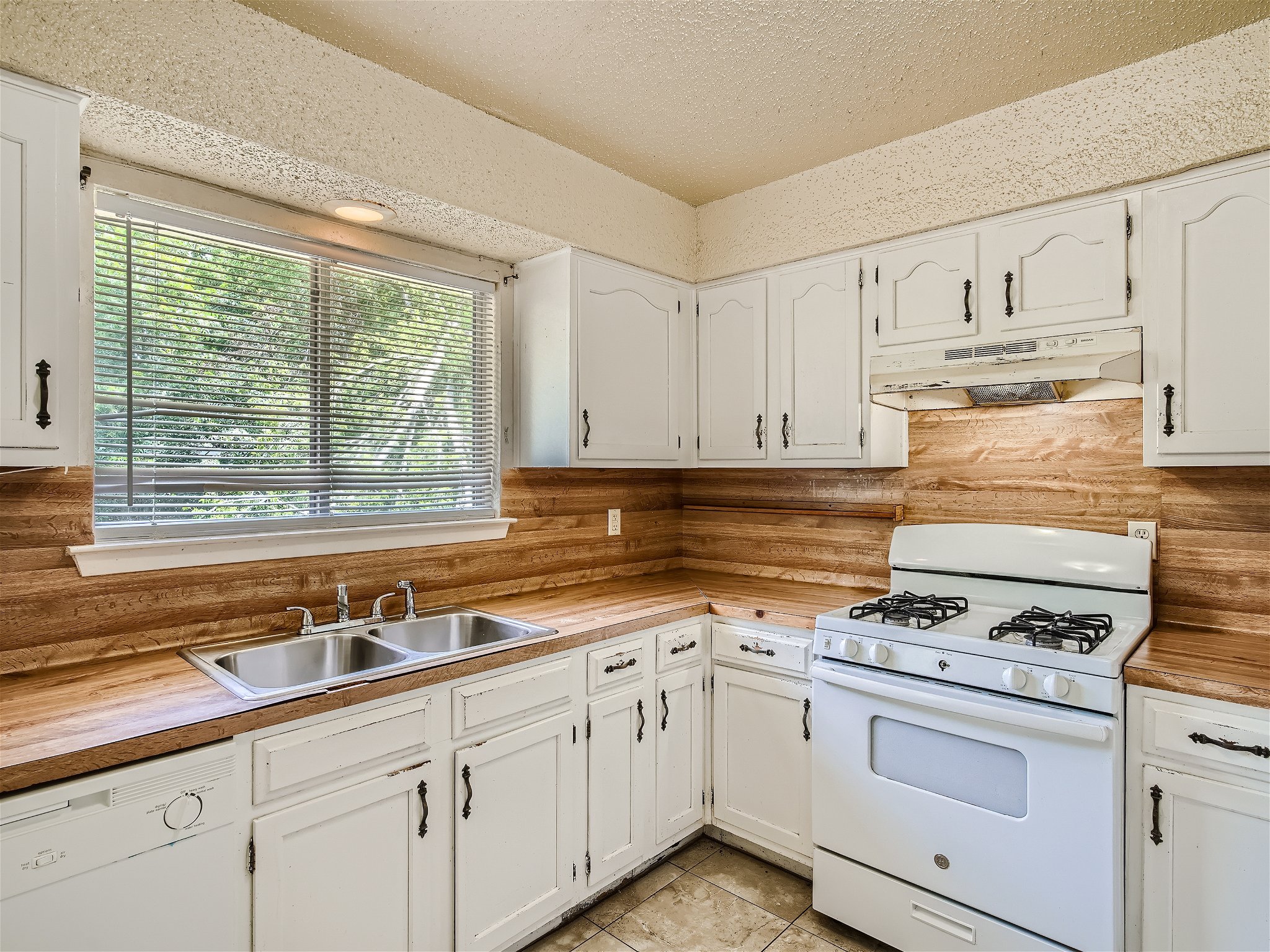 2214 Lear Ln - MLS Sized - 011 - 12 Kitchen.jpg